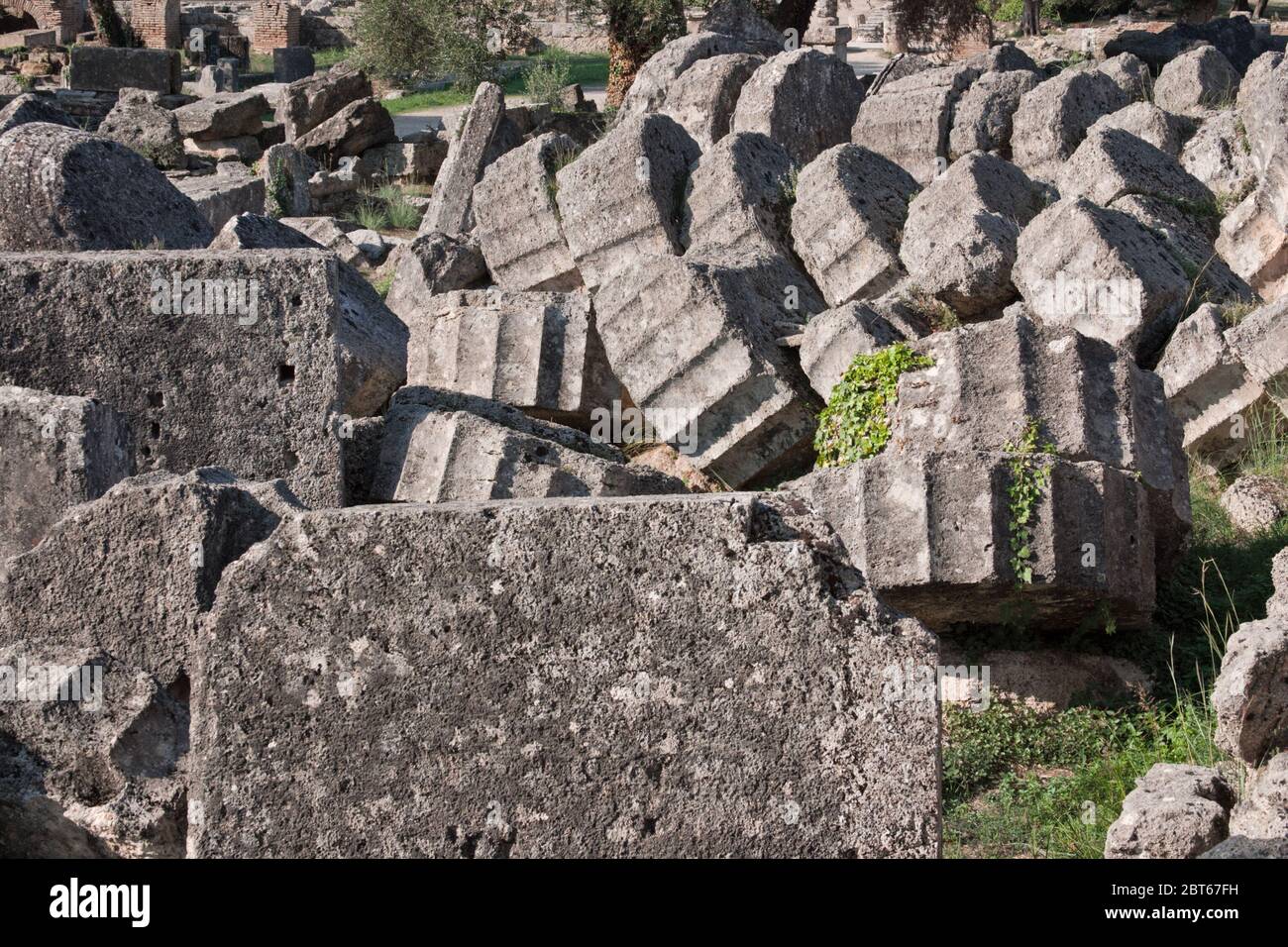 Antiche rovine del Tempio di Zeus a Olimpia, Grecia. Vista dettagliata della colonna spezzata. Sito degli antichi Giochi Olimpici si trova sulla Peloponne Foto Stock