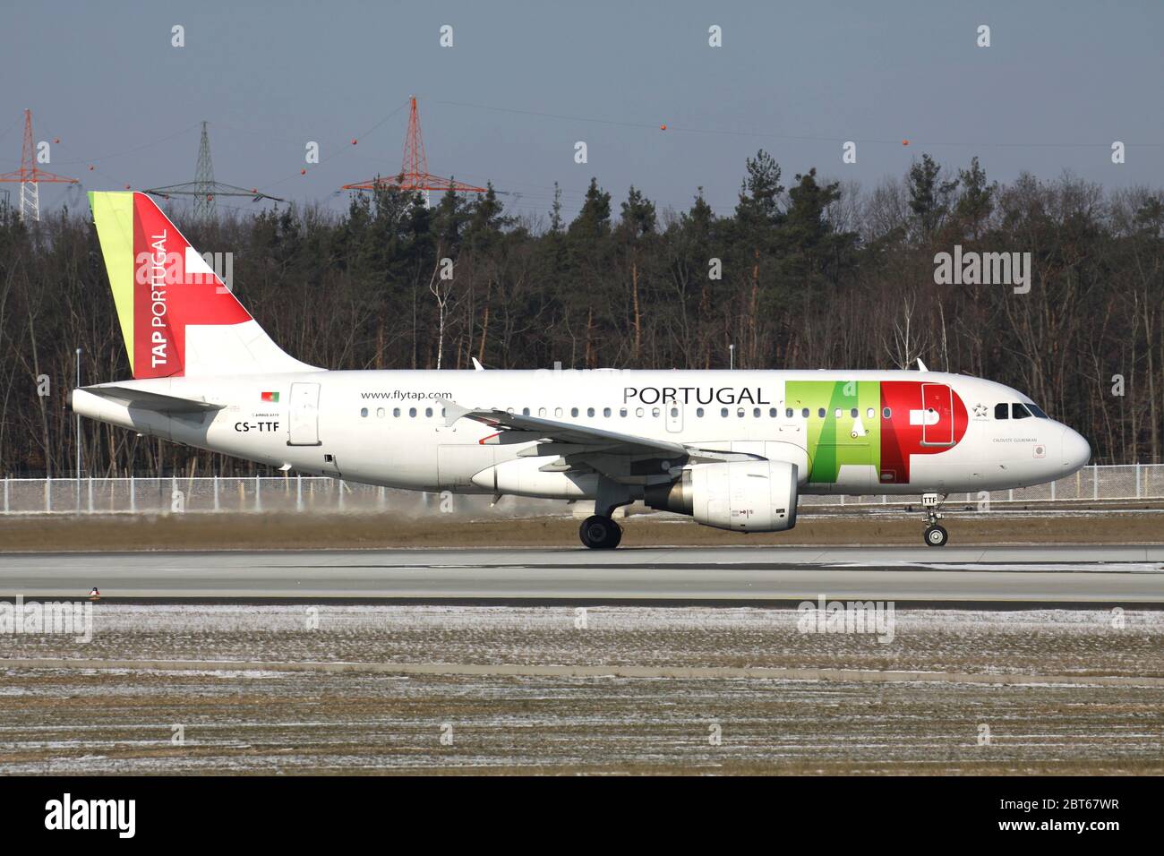 TAP Air Portugal Airbus A 319-100 con registrazione CS-TTF appena atterrato sulla pista 07L dell'aeroporto di Francoforte. Foto Stock