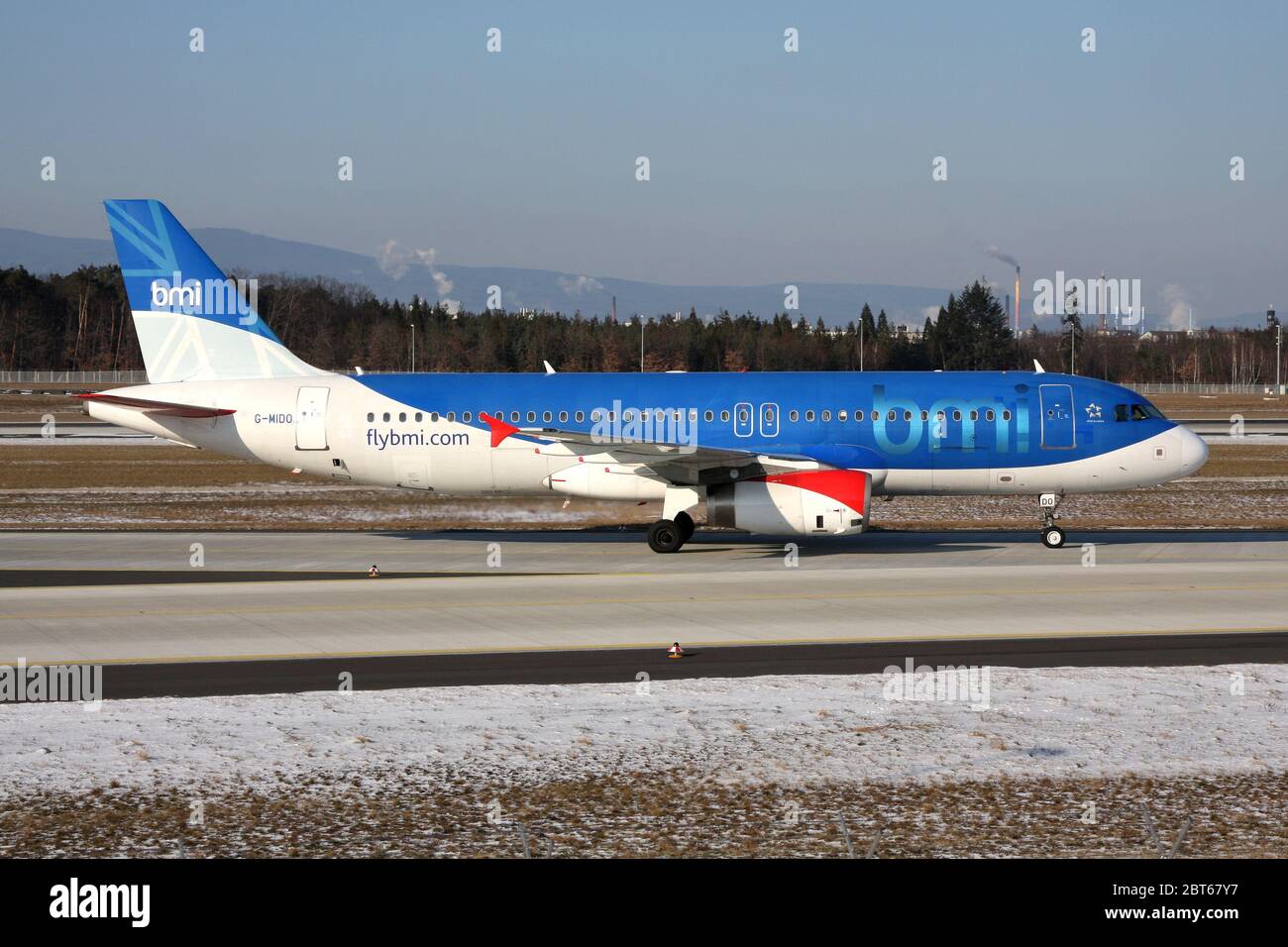 British bmi Airbus A 320-200 con registrazione G-MIDO appena atterrato sulla pista 07L dell'aeroporto di Francoforte. Foto Stock