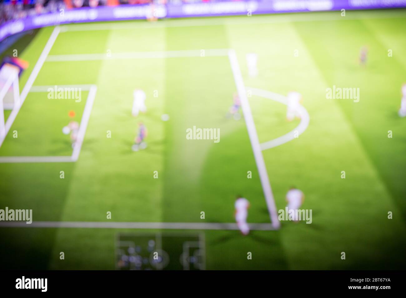 Gioco di calcio con i giocatori in tv come sfondo sfocato con spazio di copia. Sfocatura sfondo del gioco di calcio Foto Stock
