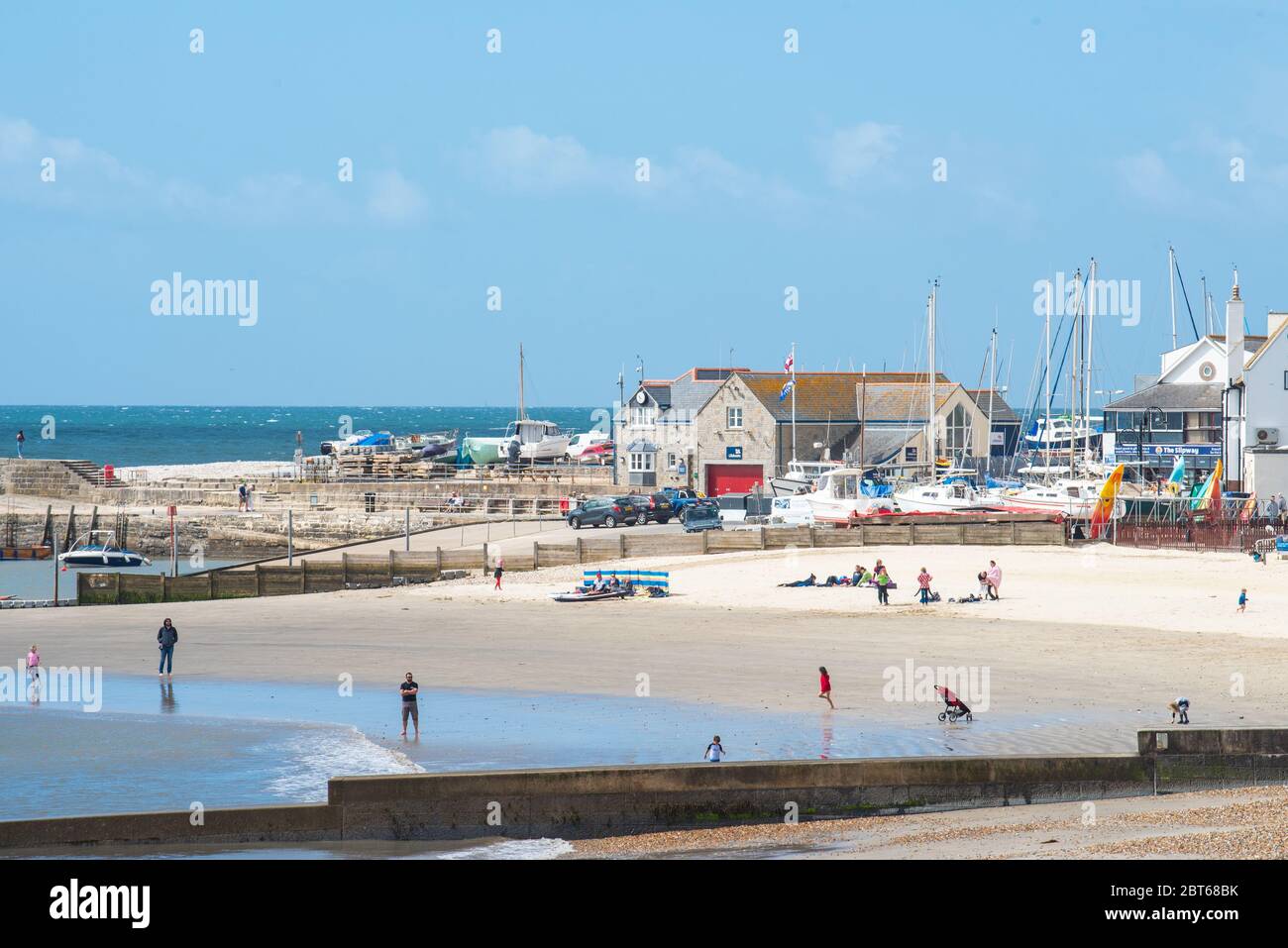 Lyme Regis, Dorset, Regno Unito. 23 maggio 2020. Regno Unito Meteo: Caldo, incantesimi di sole a Lyme Regis. La popolare località balneare si prepara per un fine settimana di vacanze in banca occupato tra i timori che le previsioni del tempo caldo porterà alla folla che torna alla spiaggia popolare. Il consiglio di Dorset e i funzionari della polizia hanno messo in evidenza i pericoli e stanno esortando le folle a rimanere lontano dalle spiagge e dai luoghi di bellezza più famosi della regione questo fine settimana. Credit: Celia McMahon/Alamy Live News Foto Stock