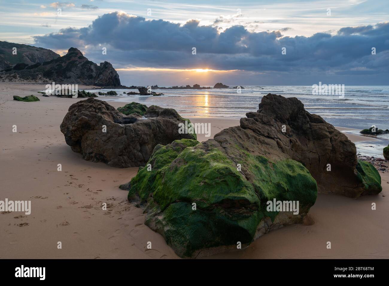 Spiaggia Praia do amado al tramonto in Costa Vicentina, Portogallo Foto Stock