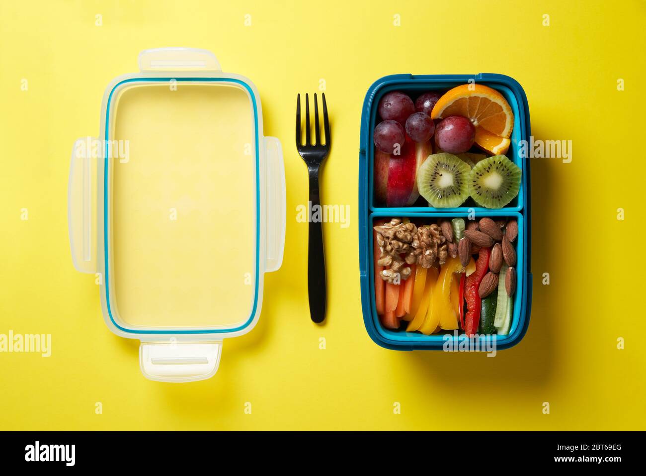 Vista dall'alto del pranzo completo con Fuits, verdure e noci. Concetto di snack sano. Foto Stock