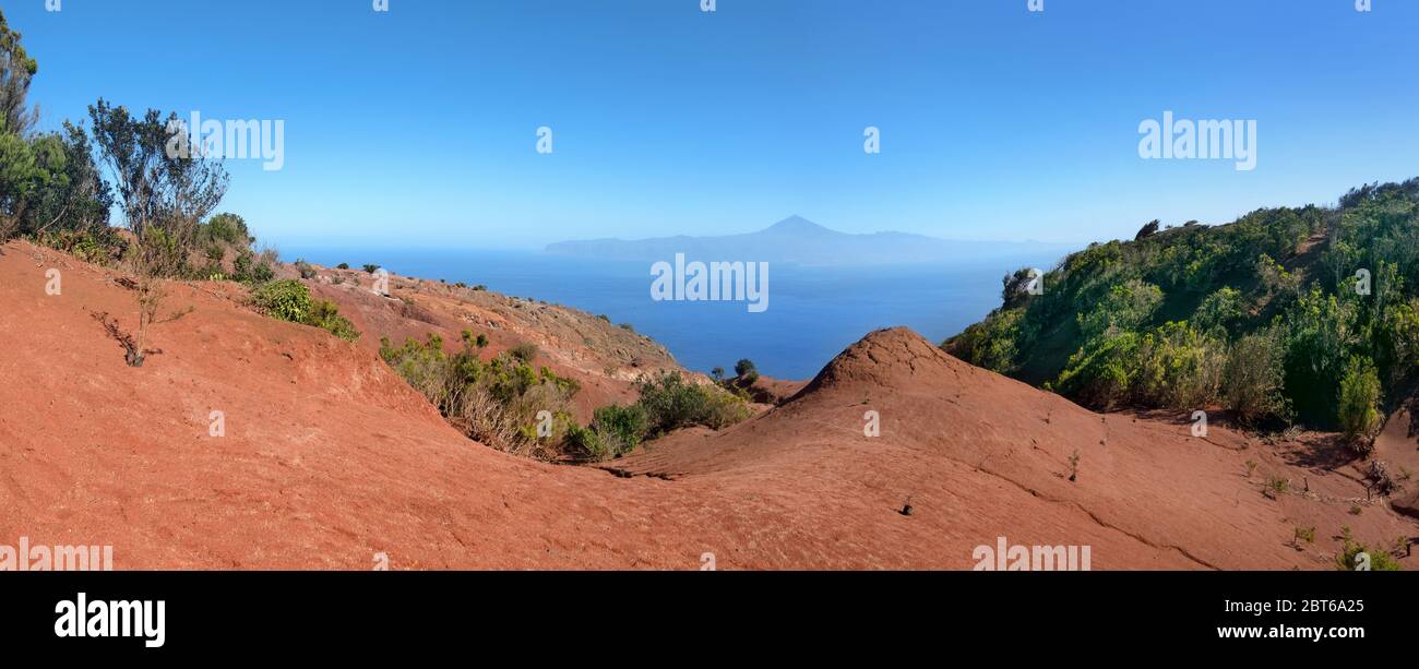 La Gomera - Paesaggio di terra rossa a nord con vista su Tenerife Foto Stock