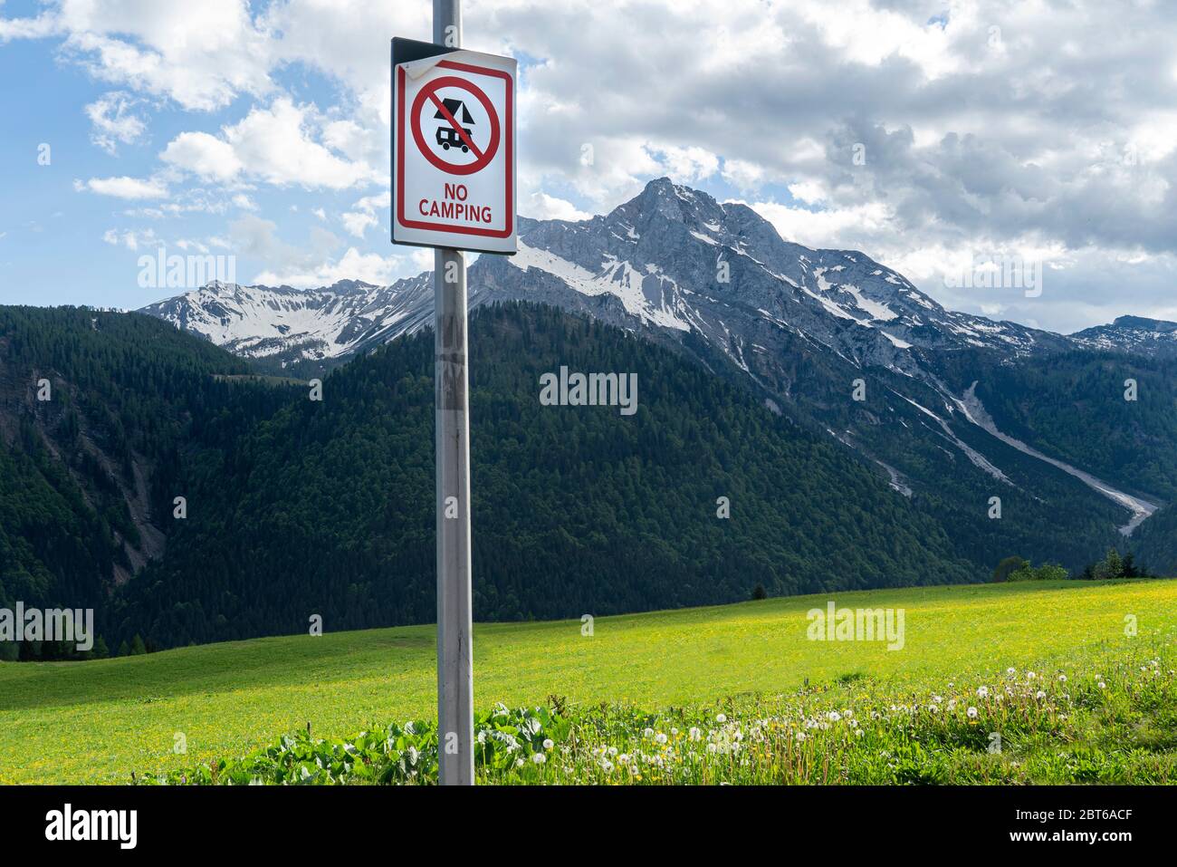 Un cartello non Camping con vista sullo sfondo del Monte Bivera dal villaggio di Sauris di sopra, Italia Foto Stock