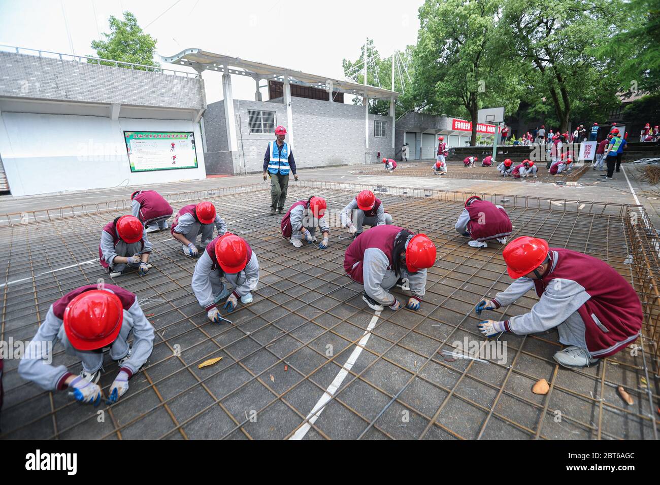 Jiande, provincia cinese di Zhejiang. 23 maggio 2020. Gli studenti lavorano su un sito di costruzione fittizio durante un modulo di formazione sul lavoro presso la Yanzhou Middle School di Jiande, provincia di Zhejiang, nella Cina orientale, il 23 maggio 2020. La scuola ha introdotto moduli di istruzione obbligatoria del lavoro per aiutare gli studenti a padroneggiare le competenze pratiche del lavoro e a coltivare buone abitudini di lavoro. Credit: Xu Yu/Xinhua/Alamy Live News Foto Stock