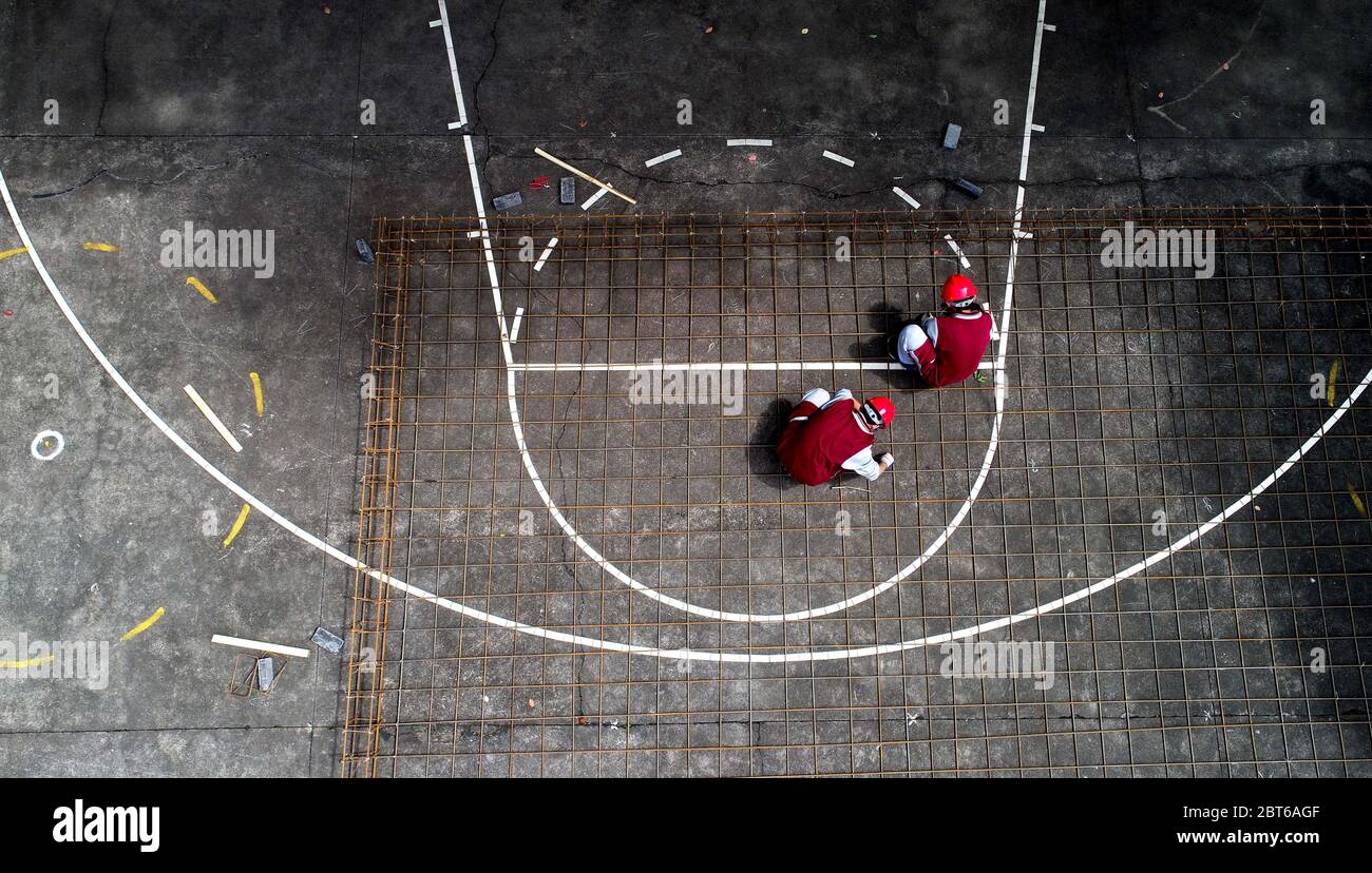 Jiande, provincia cinese di Zhejiang. 23 maggio 2020. Gli studenti lavorano su un sito di costruzione fittizio durante un modulo di formazione sul lavoro presso la Yanzhou Middle School di Jiande, nella provincia di Zhejiang, nella Cina orientale, in questa foto aerea scattata il 23 maggio 2020. La scuola ha introdotto moduli di istruzione obbligatoria del lavoro per aiutare gli studenti a padroneggiare le competenze pratiche del lavoro e a coltivare buone abitudini di lavoro. Credit: Xu Yu/Xinhua/Alamy Live News Foto Stock