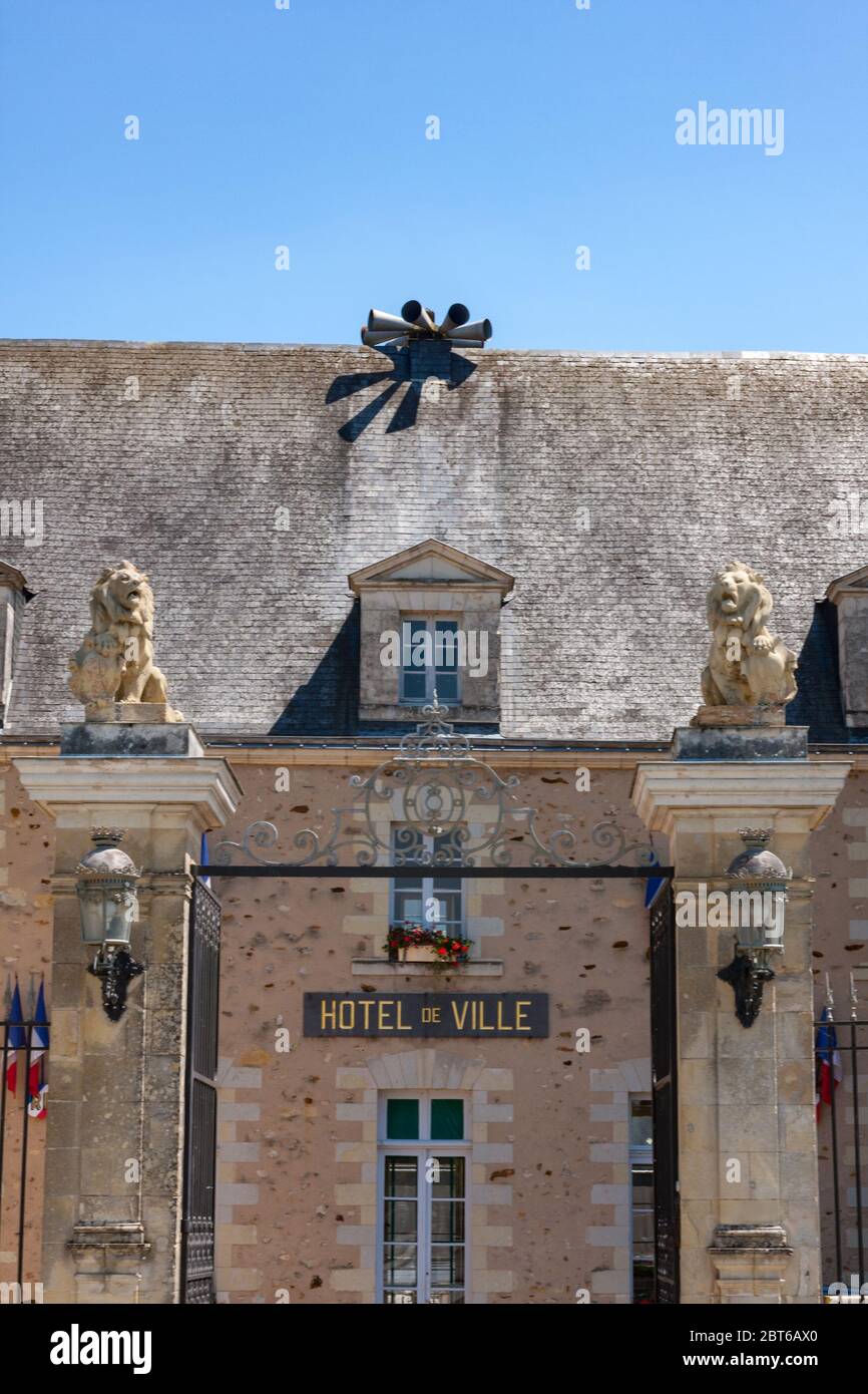 La splendida facciata del municipio nella città mercato francese di la Flèche Foto Stock