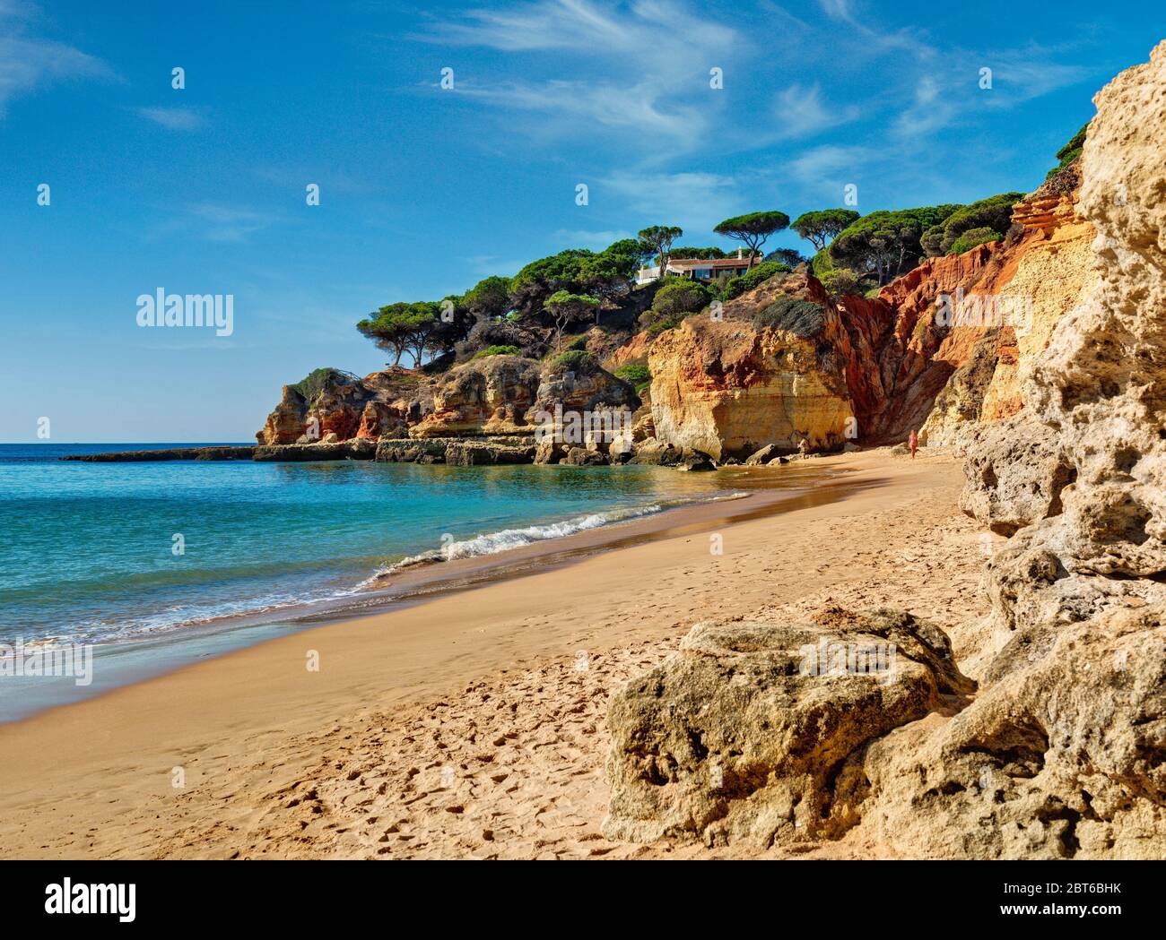 Olhos d'Agua spiaggia vuota, vicino Albufeira, Algarve, Portogallo Foto Stock