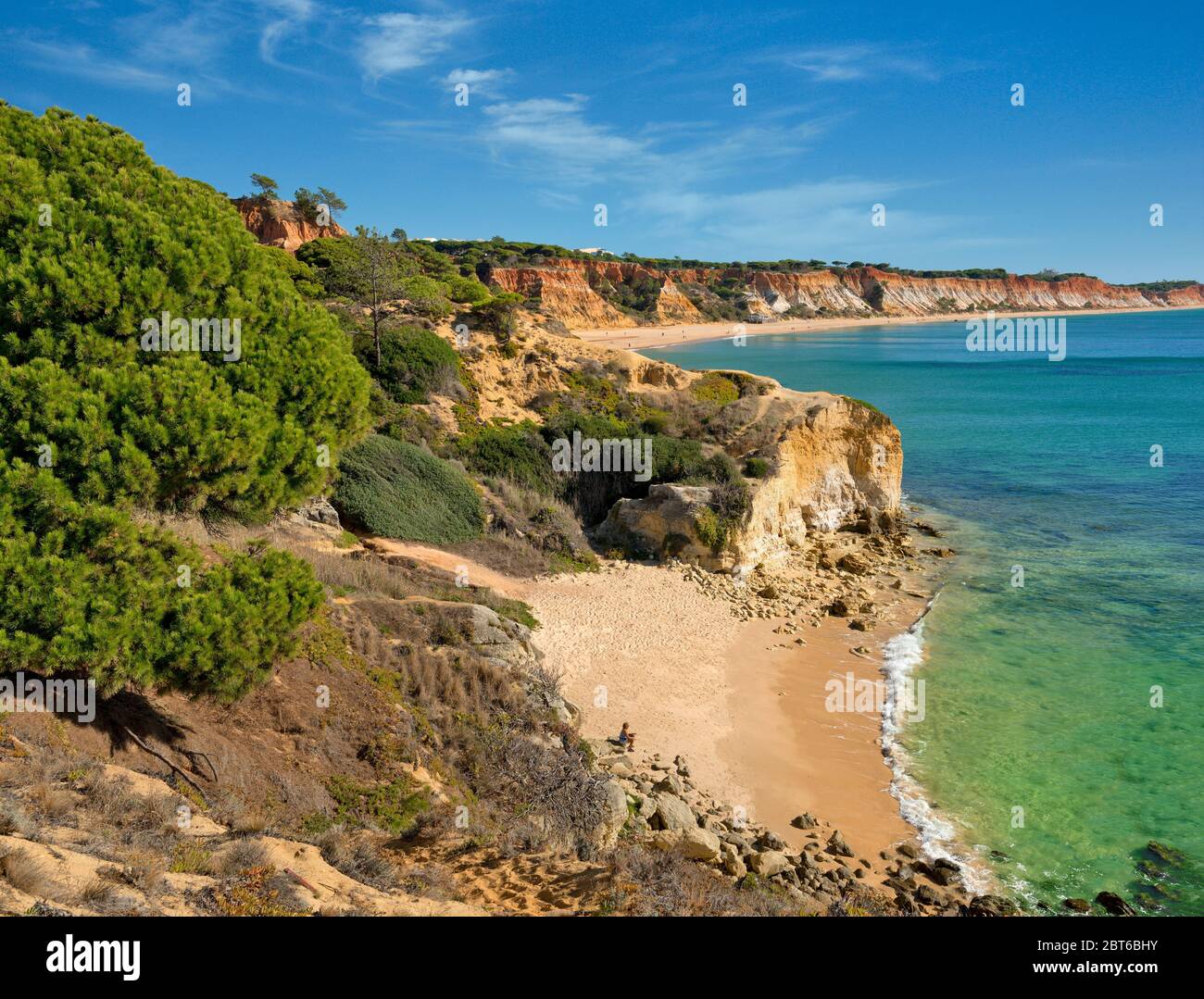 Una baia rocciosa con Praia da Falesia sullo sfondo, Albufeira, Algarve, Portogallo Foto Stock