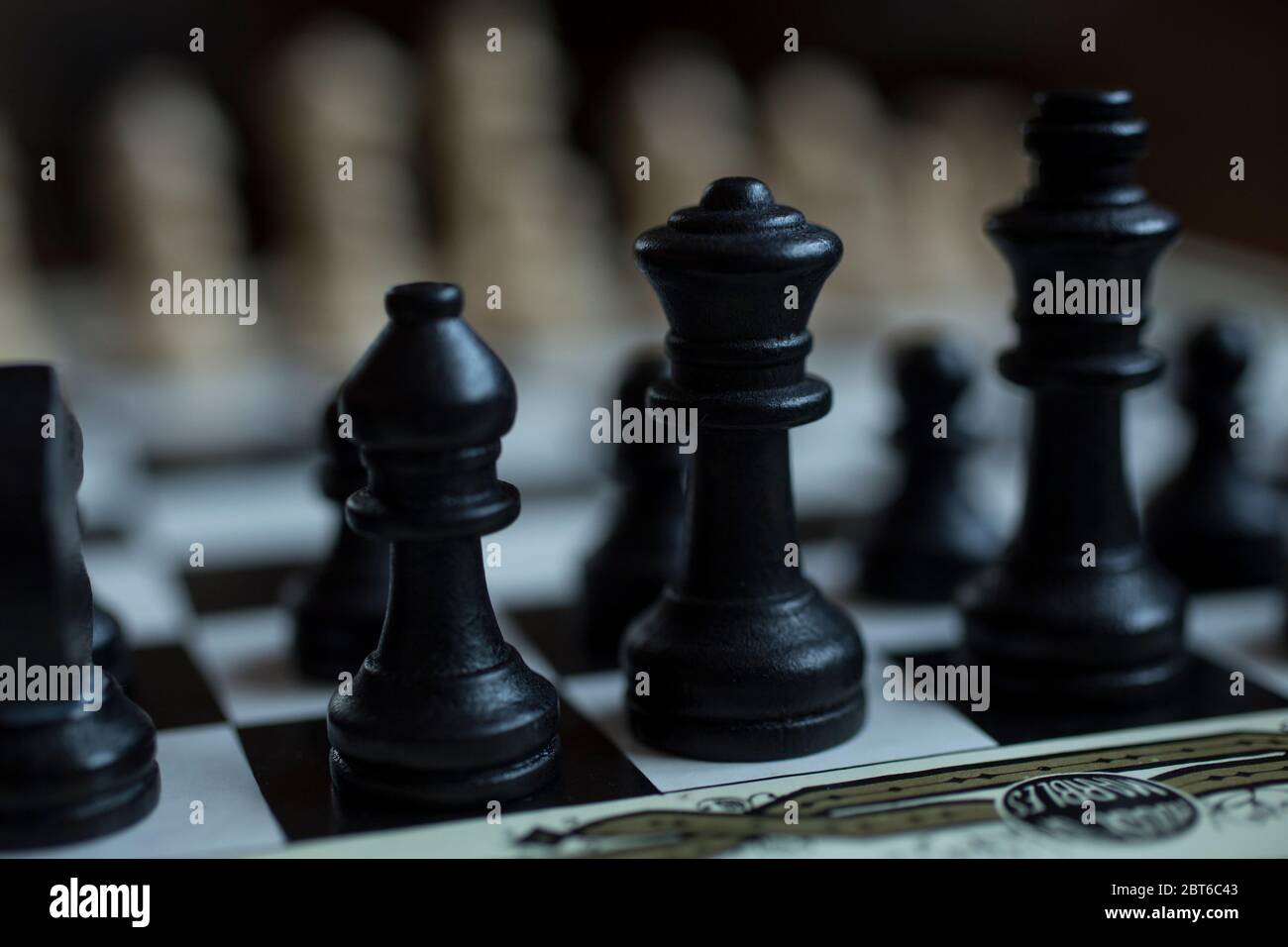 Macro mettere a fuoco sui pezzi di scacchi all'inizio del gioco. Foto Stock