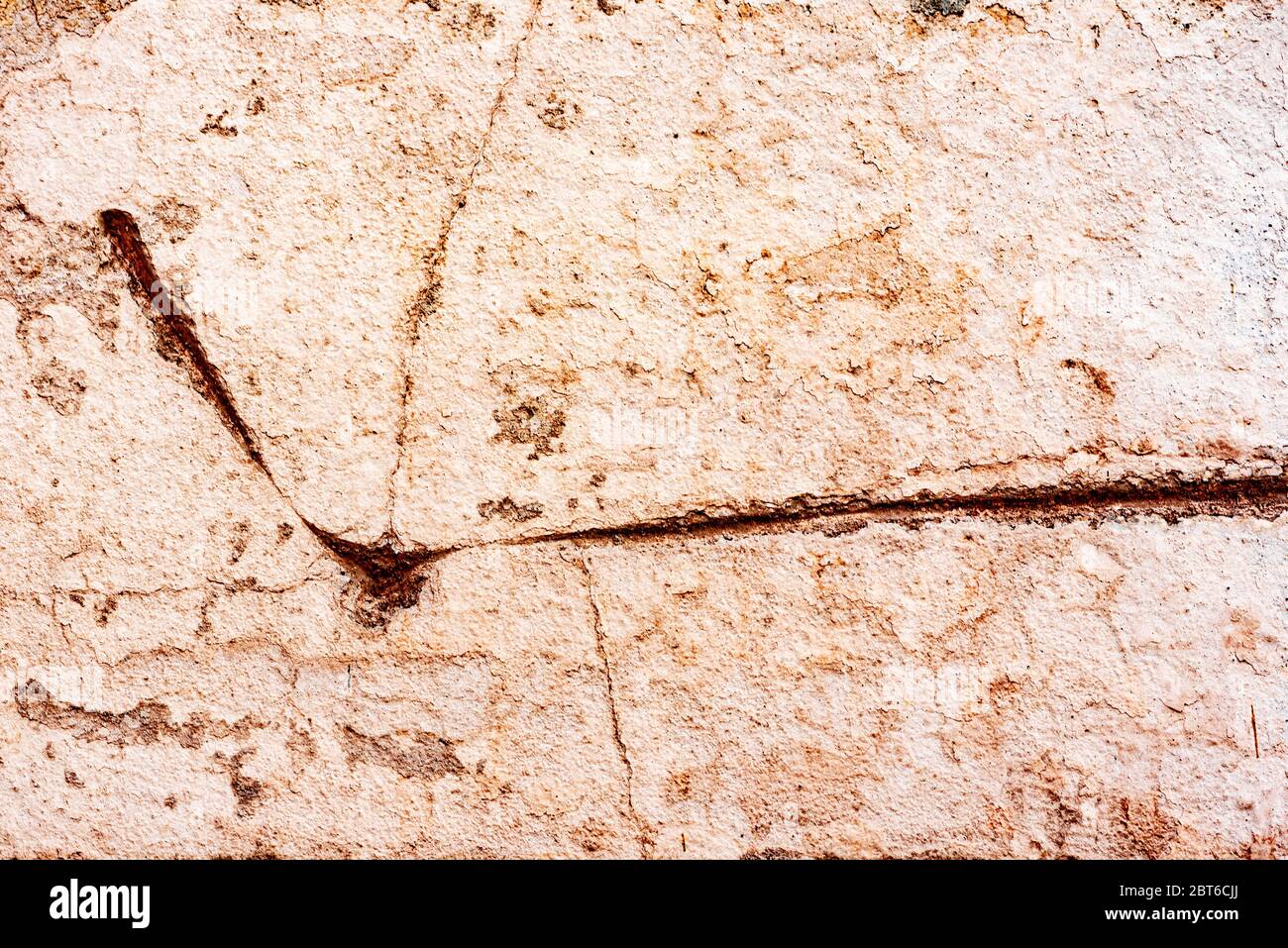 Texture, muro, cemento, può essere usato come sfondo. Frammento di parete con graffi e crepe Foto Stock