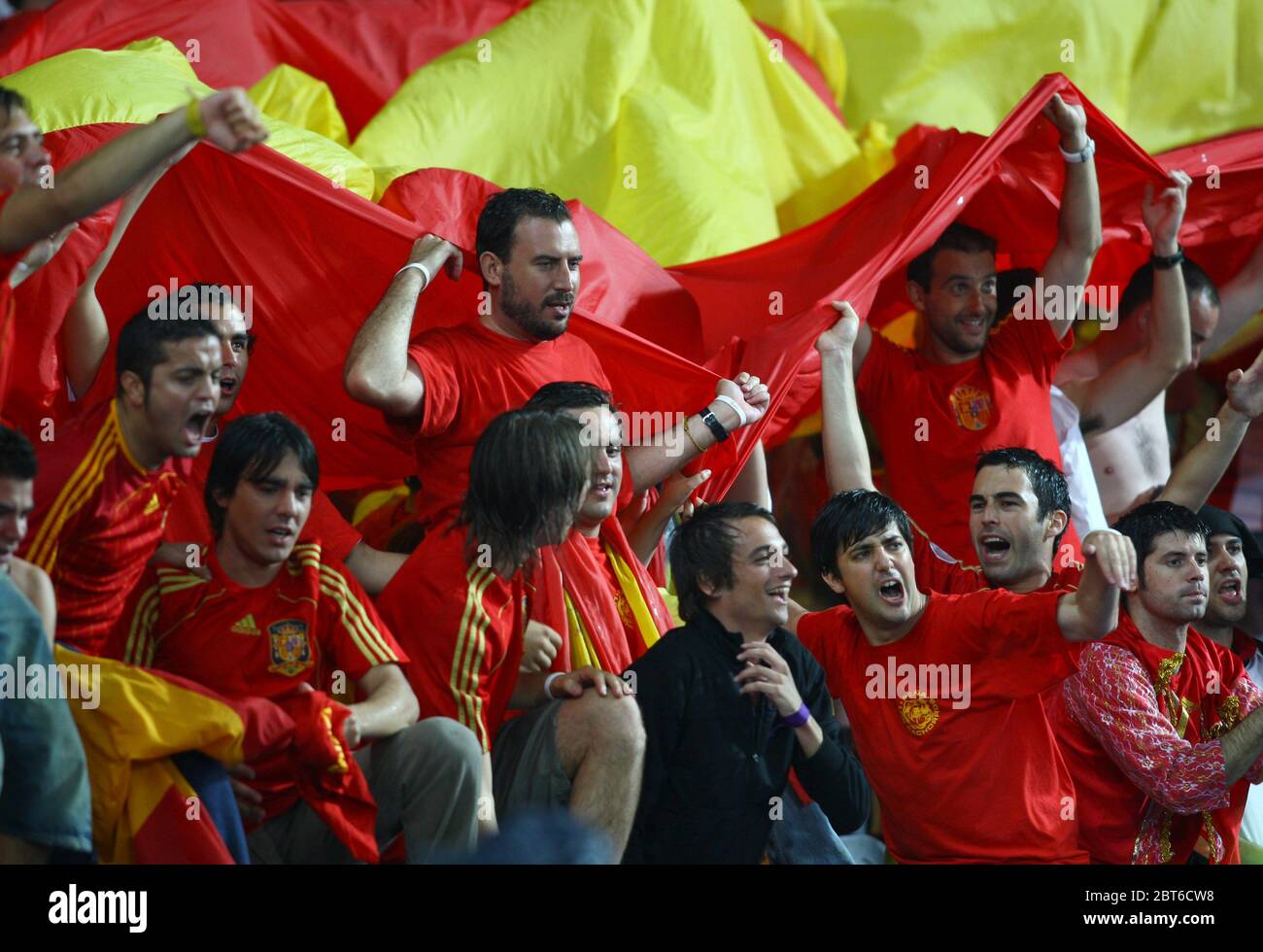 AUSTRIA, 26 GIUGNO: I tifosi spagnoli festeggiano il raggiungimento della finale dell'Euro durante la partita di calcio semifinale UEFA EURO 2008 tra Russia e Spagna all'e Foto Stock