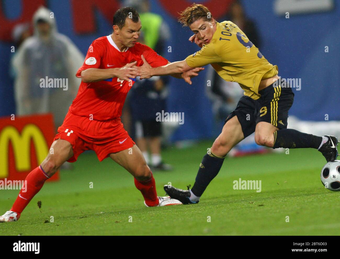 AUSTRIA, 26 GIUGNO: L-R Sergey lgnashevich di Russia e Fernando Torres di Spagna durante la partita di calcio semifinale UEFA EURO 2008 tra Russia e. Foto Stock