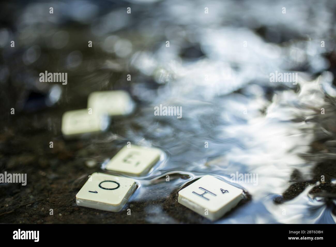 Scrabble le lettere nell'acqua Foto Stock