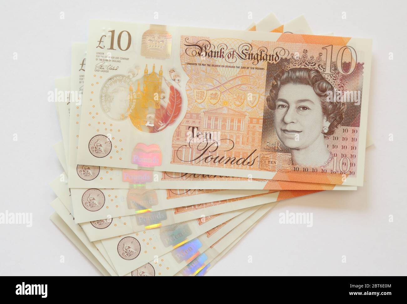 Fronte di dieci sterline inglesi note si è soschito su sfondo bianco Foto Stock