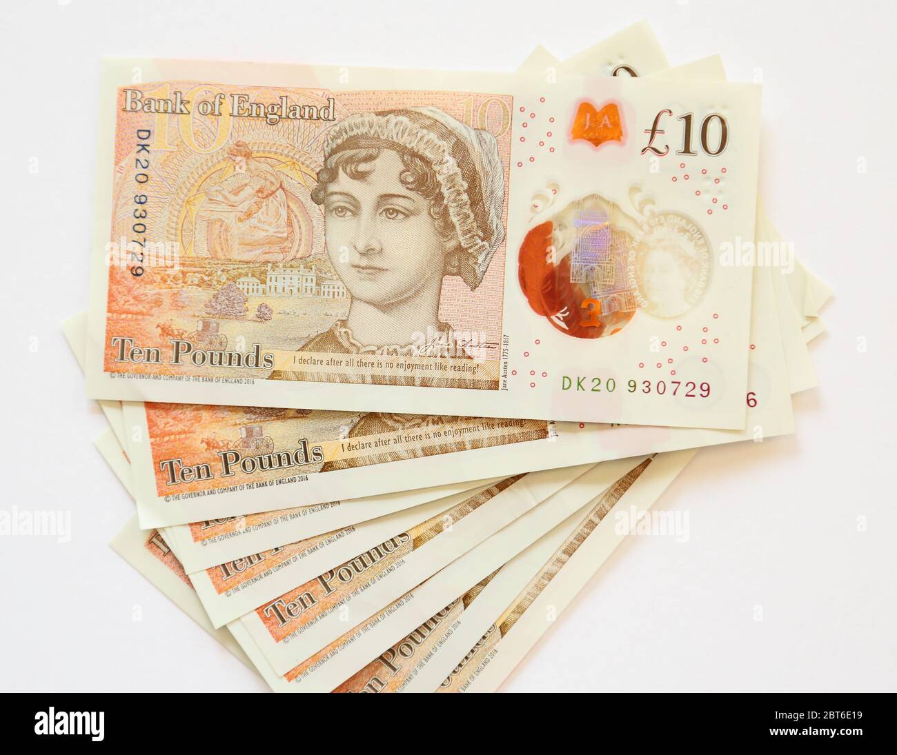 Il retro di dieci sterline inglesi si è soschito fuori su sfondo bianco  Foto stock - Alamy