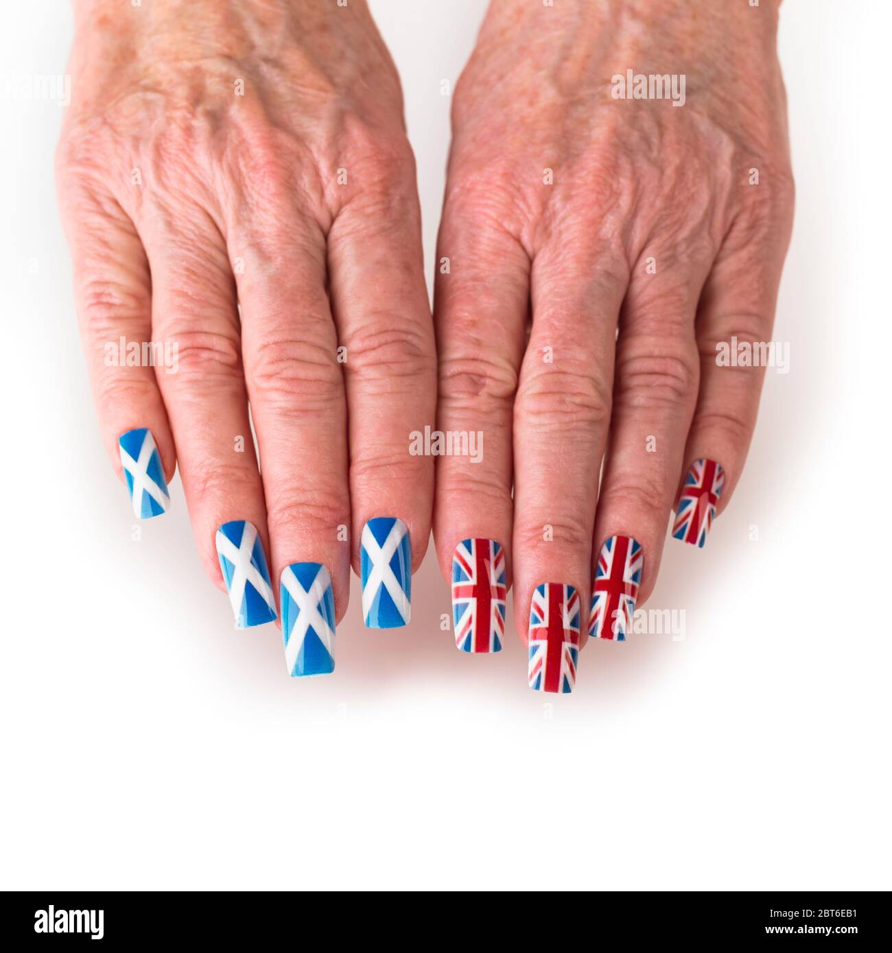 Mani donne che indossano il abbigliamento scozzese e false unghie della bandiera dell'Unione Britannica Foto Stock