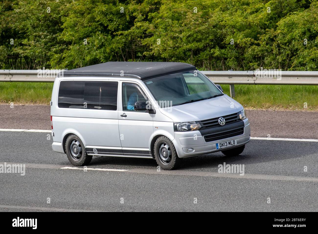 2013 Silver Volkswagen T-Sporter T28 102 TDI SWB; veicoli veicolari in movimento, automobili che guidano veicoli su strade del Regno Unito, motori, motori sull'autostrada M61 Foto Stock