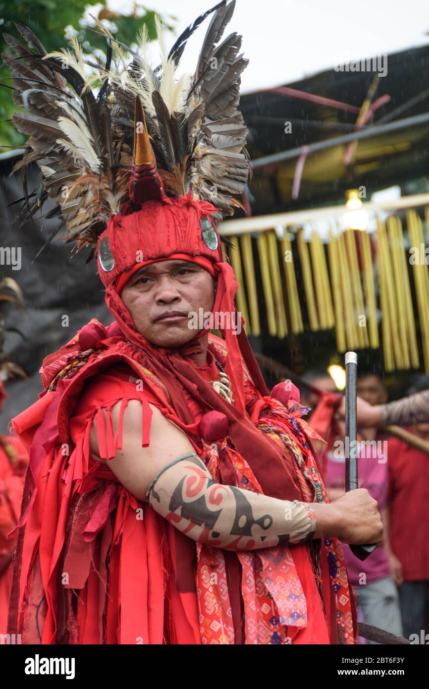 Leader di un gruppo di ballerini Kabasaran a Tomohon, Nord Sulawesi, Indonesia. Foto Stock