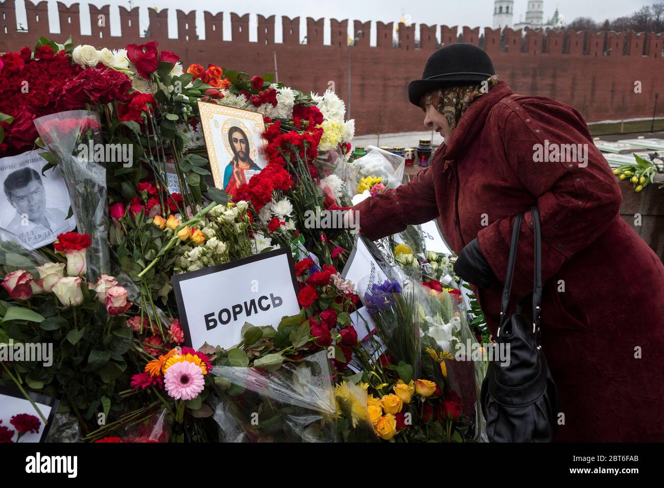 Mosca, Russia. 1 marzo 2015 partecipanti alla processione funeraria portano fiori al luogo dell'omicidio in memoria del politico dell'opposizione Boris Nemtsov, ucciso nella notte del 28 febbraio 2015 sul ponte Moskvoretsky nel centro di Mosca, Russia Foto Stock