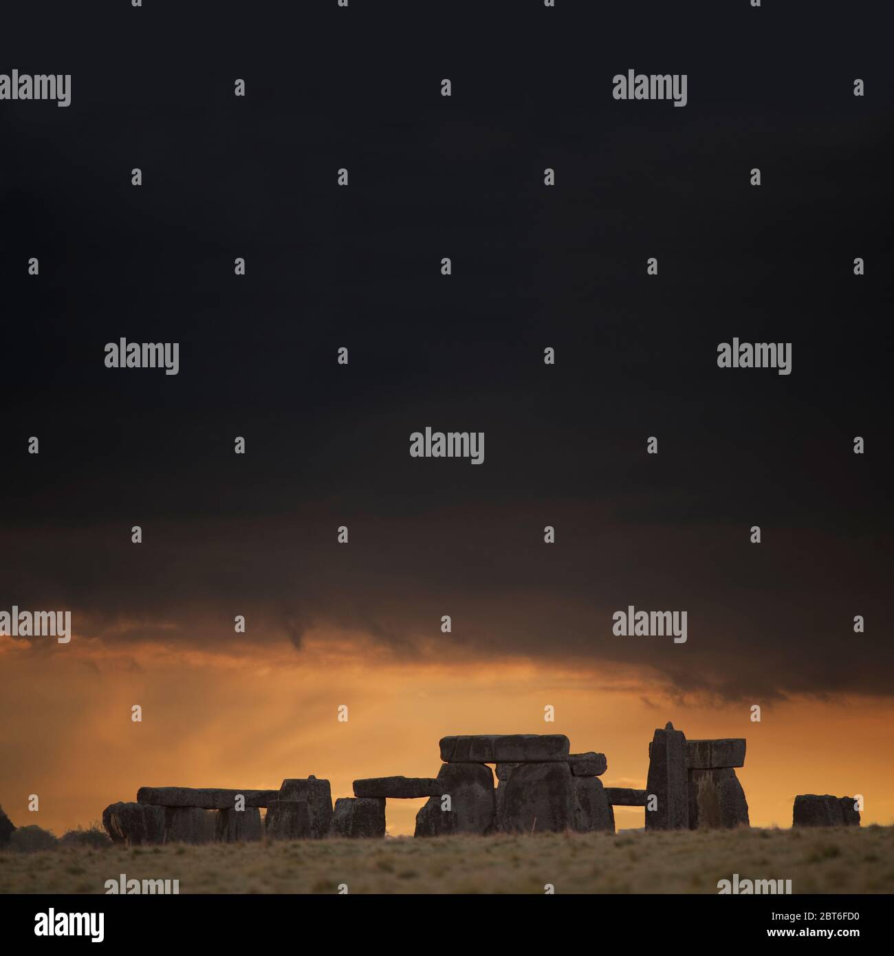 Monumento neolitico di Stonehenge all'alba sotto le nuvole della tempesta Foto Stock