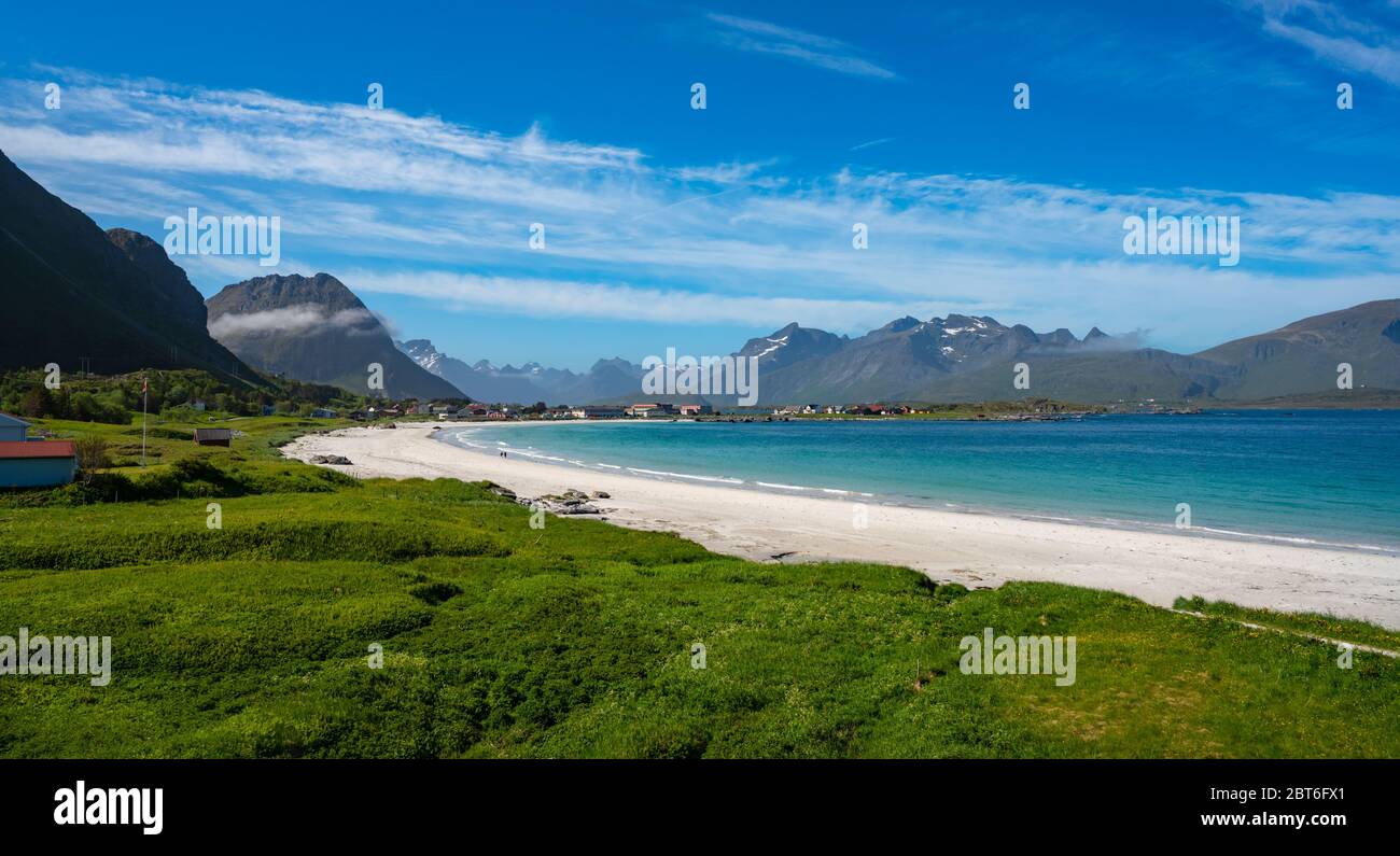 Panorama Beach isole Lofoten è un arcipelago nella contea del Nordland, Norvegia. È noto per un caratteristico paesaggio con montagne e drammatica pea Foto Stock