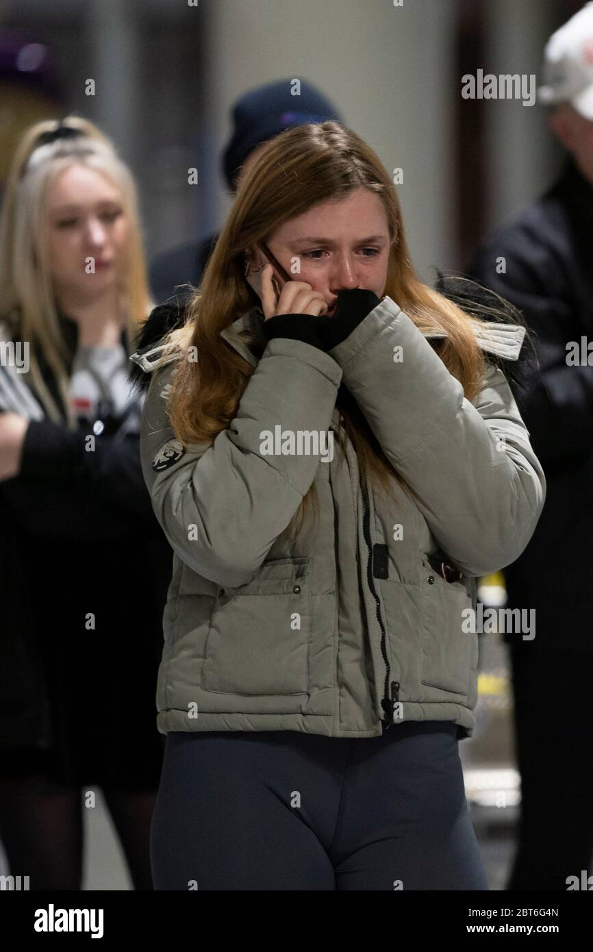 Manchester, Regno Unito. 22 maggio 2020. Un membro del pubblico grida come lei si trova in un memoriale alle vittime della Manchester Arena Bomb a Manchester Victoria stazione ferroviaria come il 3 ° anniversario dell'attacco terroristico è segnato con un minuteÕs silenzio, Manchester, Regno Unito. Credit: Jon Super/Alamy Live News. Foto Stock