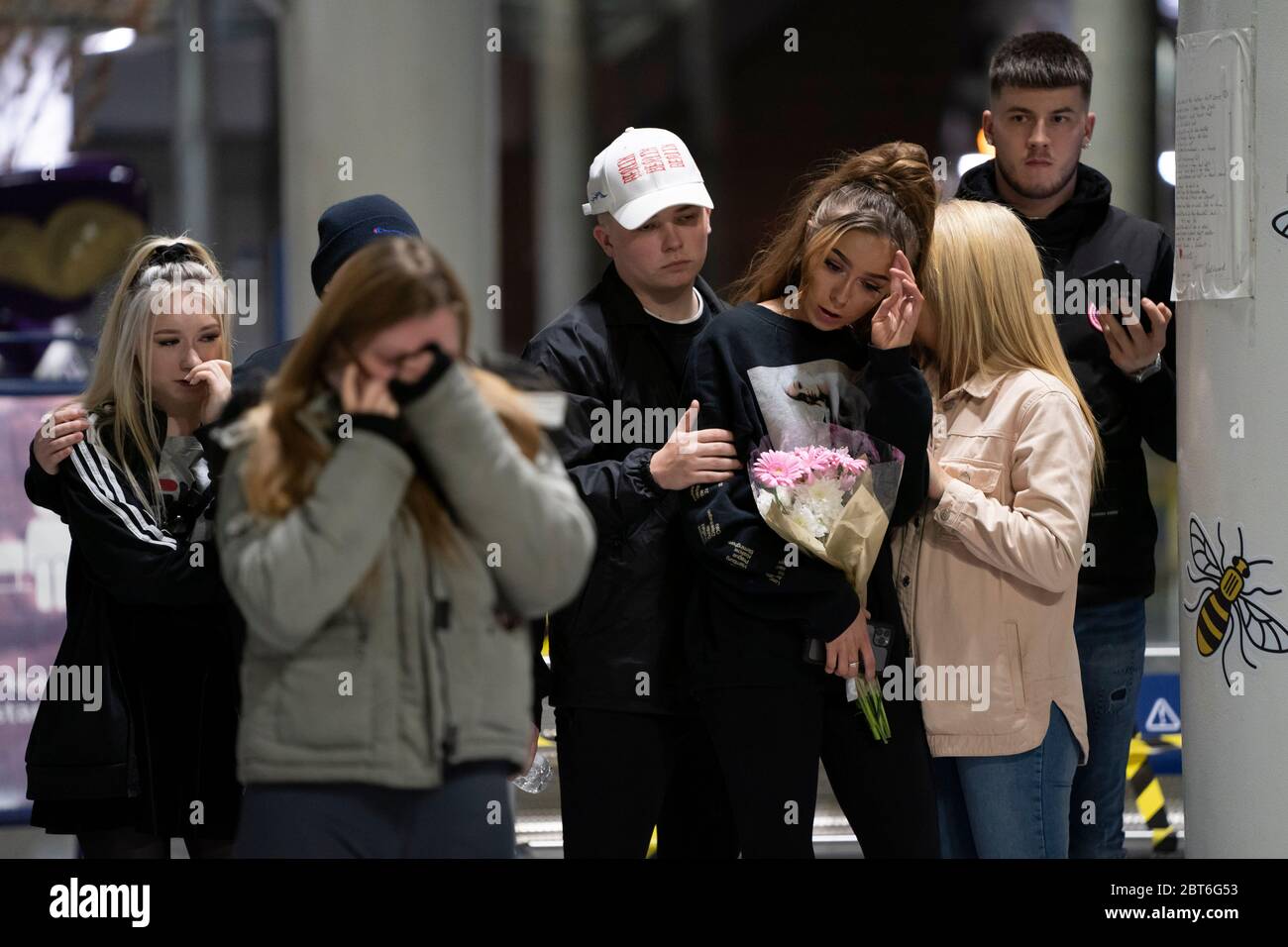 Manchester, Regno Unito. 22 maggio 2020. I membri del pubblico si trovano in una tribuna alle vittime della Manchester Arena Bomb alla stazione ferroviaria Victoria di Manchester, come il terzo anniversario dell'attacco terroristico è segnato da un minuteÕs silenzio, Manchester, UK. Credit: Jon Super/Alamy Live News. Foto Stock