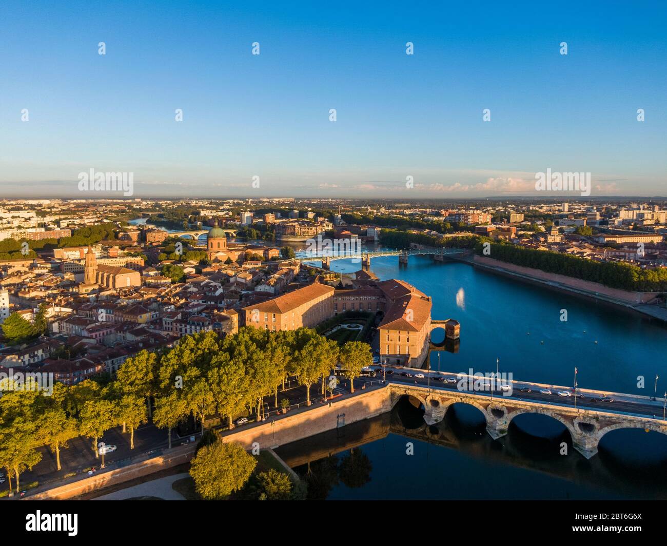 Vista aerea del centro di Tolosa, Saint Joseph Dome e fiume Garonna, Francia Foto Stock
