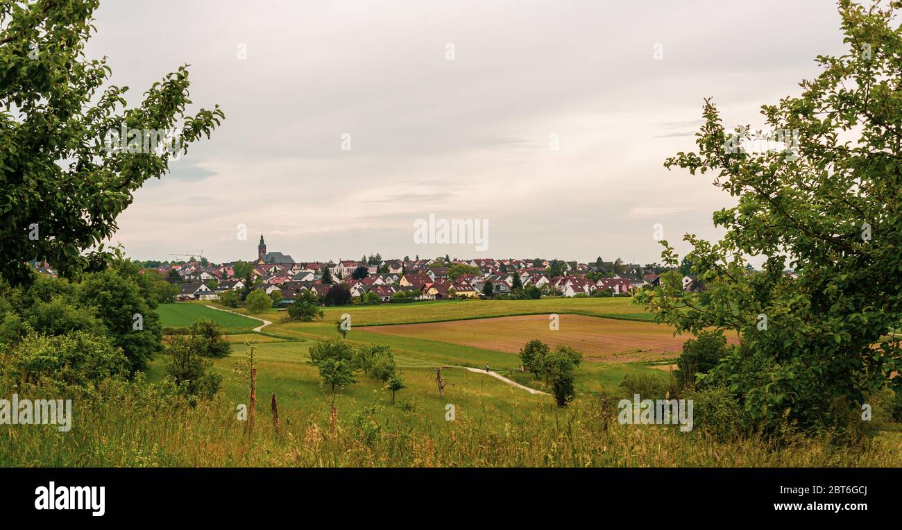 Una piccola città in Baviera, Germania. Panorama della città. Architettura di una piccola città. Un accordo coesivo. Una città nella valle. Foto Stock