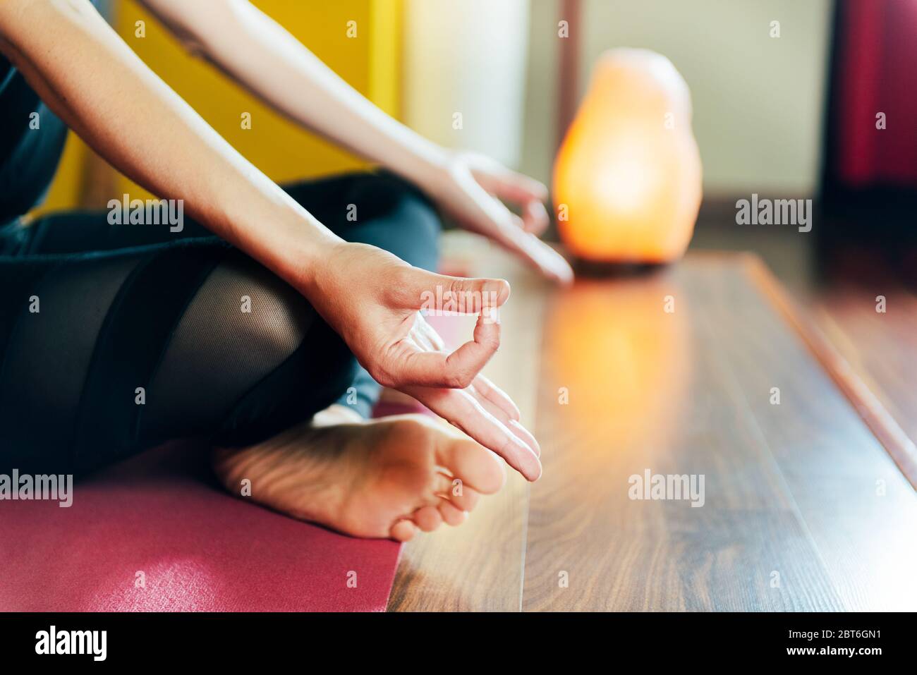Dettaglio delle mani della donna nel relax yoga posizione concetto di tranquillità e spiritualità dello Yoga Foto Stock