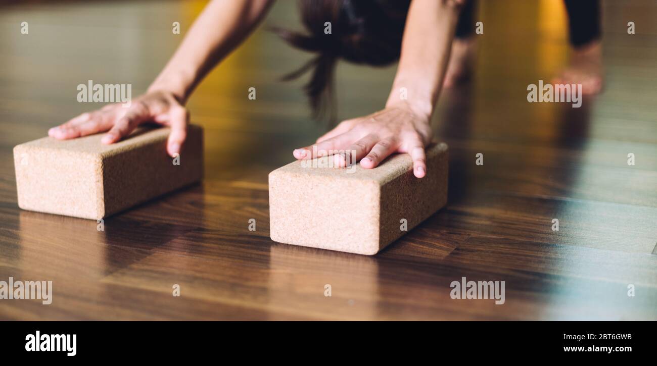 donna che fa esercizi di yoga usando mattoni per yoga. Concetto di esercizi di yoga Foto Stock
