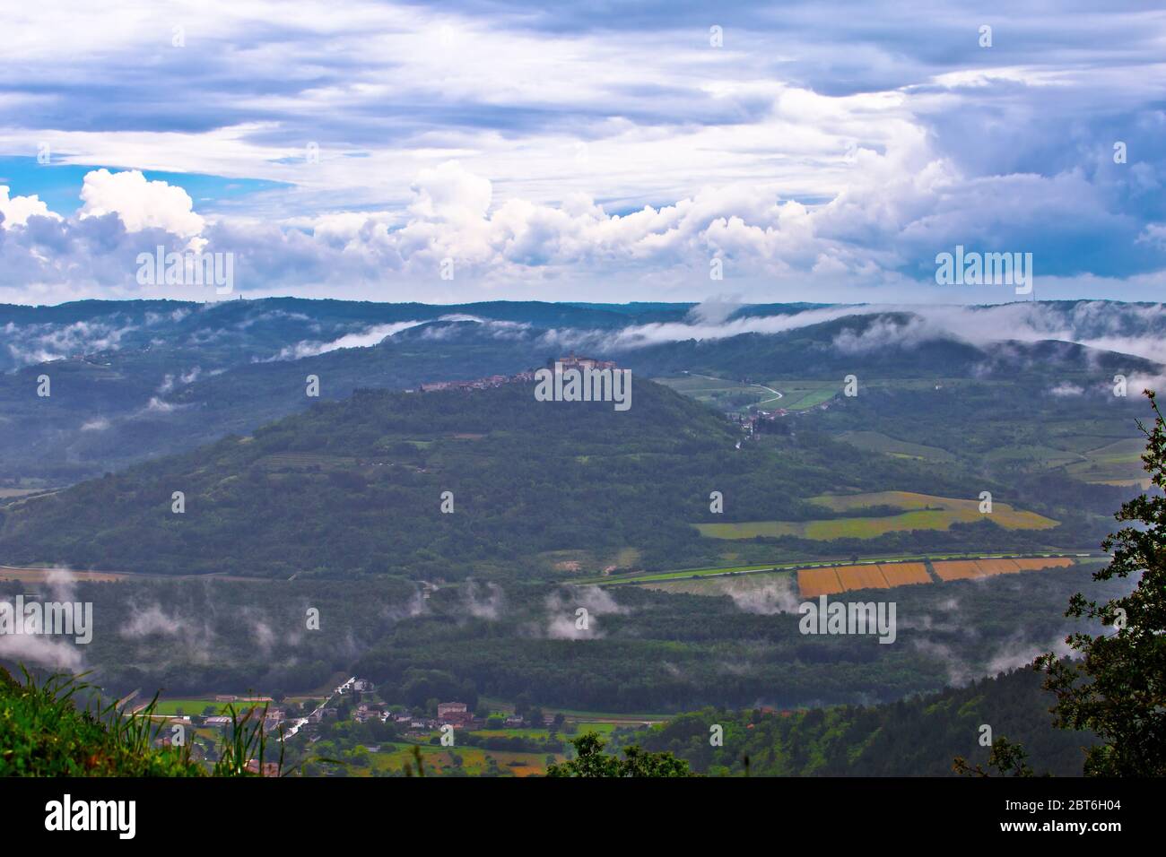 Istra. Paesaggio verde dell'Istria e città collinare di Motovun nebbia vista, destinazione panoramica della Croazia Foto Stock