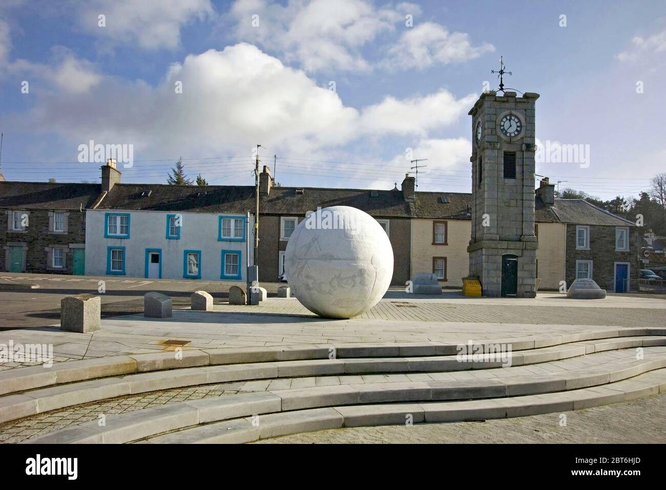 Creetown, granito scolpito a sfera e Main Street, Wigtownshire Foto Stock