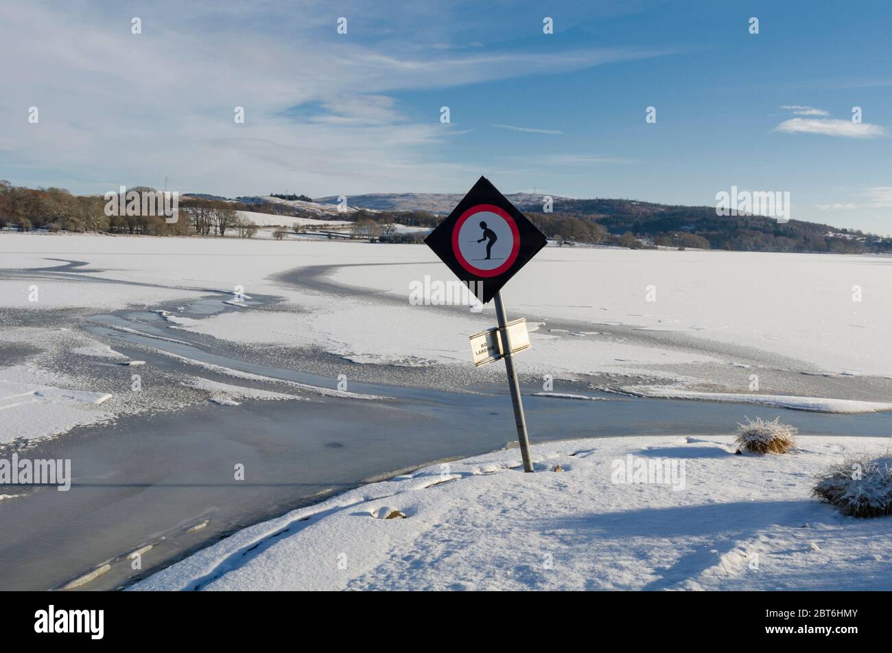 Non c'è nessuno sci d'acqua sull'acqua ghiacciata, commedia Foto Stock