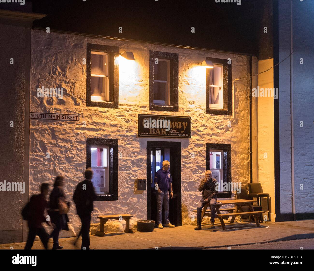 Scena di strada di notte, il Galloway Bar, Wigtown Foto Stock