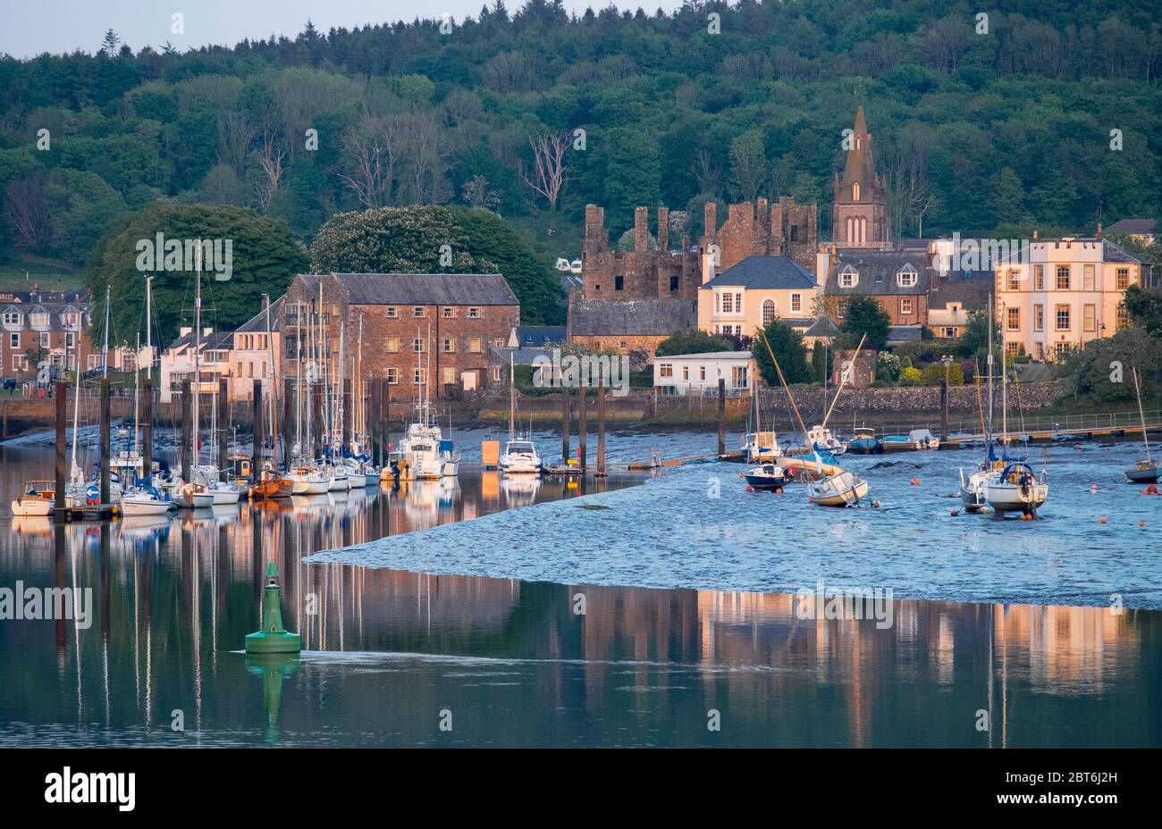 Luce serale sul porto di Kirkcudbright. Foto Stock