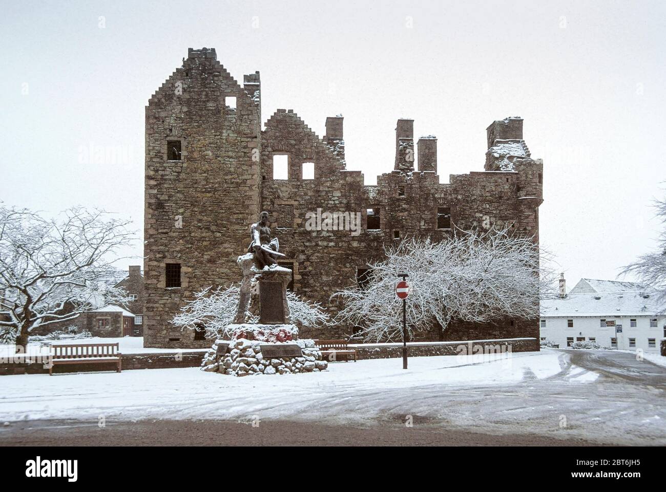 Castello di McLellans e Statua in Snow Kirkcudbright, Galloway Foto Stock
