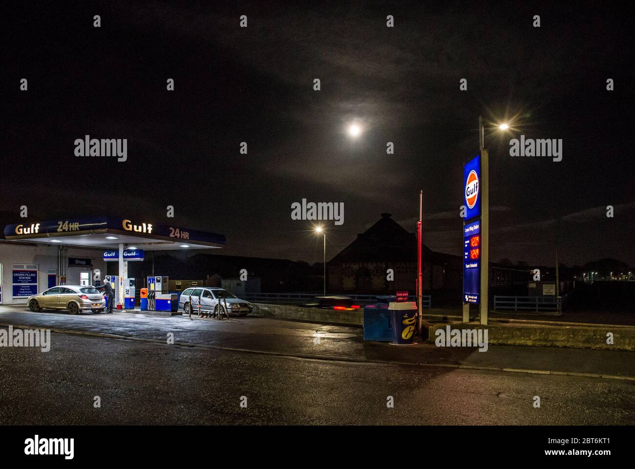 Stazione di rifornimento di James Haugh al chiaro di luna, Market Hill, Castle Douglas Foto Stock