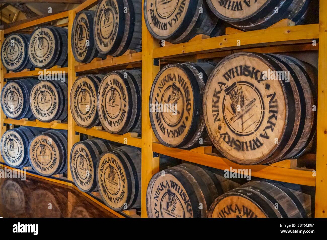 Barili di whisky Nikka in deposito alla distilleria Nikka Whisky Yoichi a Hokkaido, Giappone Foto Stock