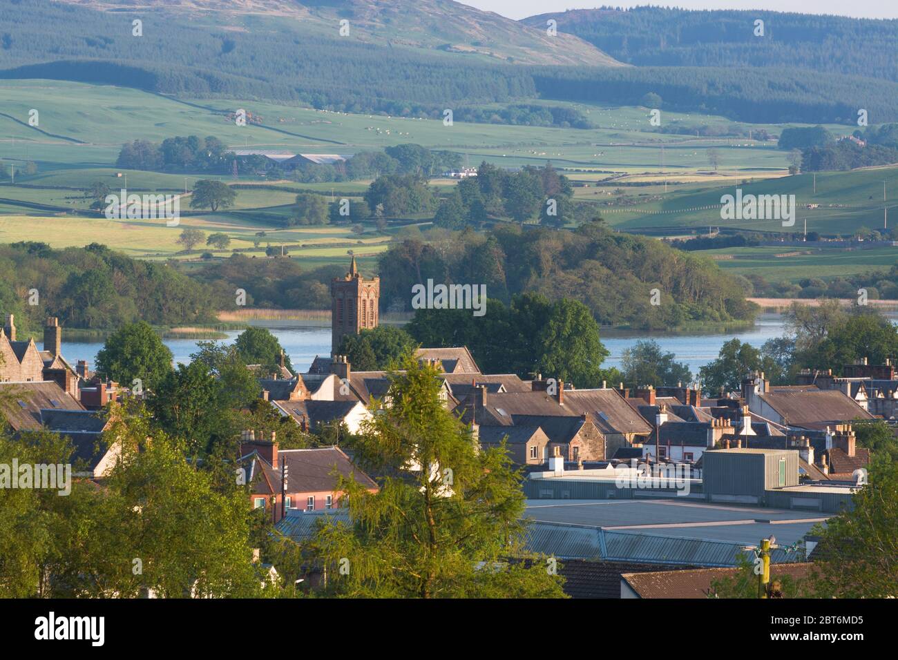 Castle Douglas e Fullarton Theatre con vista sul lago Carlingwark Foto Stock