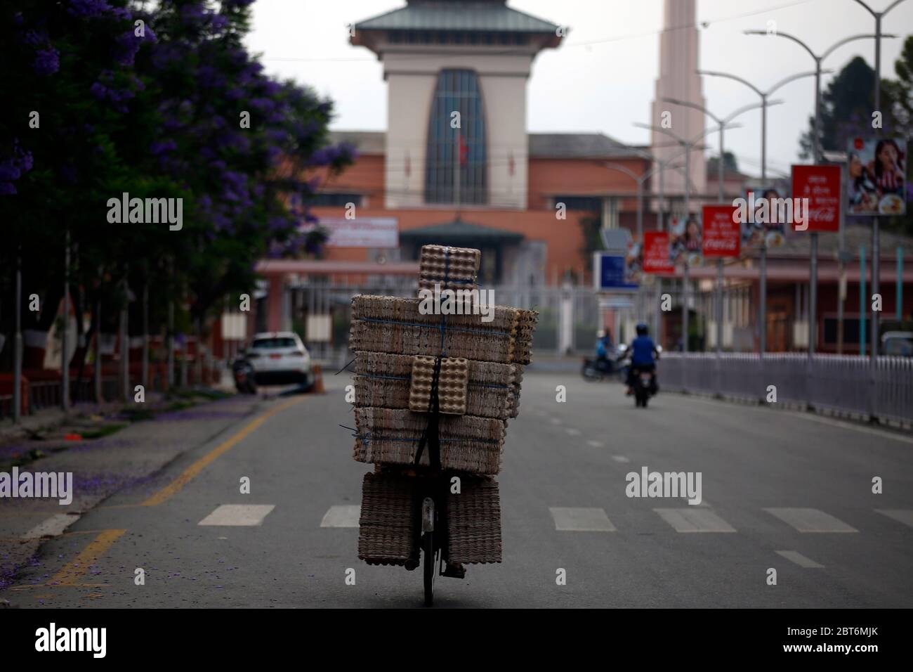 Kathmandu, Nepal. 23 maggio 2020. Un uomo trasporta le casse di uova su una bicicletta lungo le strade vuote il 61 ° giorno di governo imposto blocco in mezzo alla pandemia di Covid-19 a Kathmandu, Nepal il Sabato, 23 maggio 2020. Credit: Skanda Gautam/ZUMA Wire/Alamy Live News Foto Stock