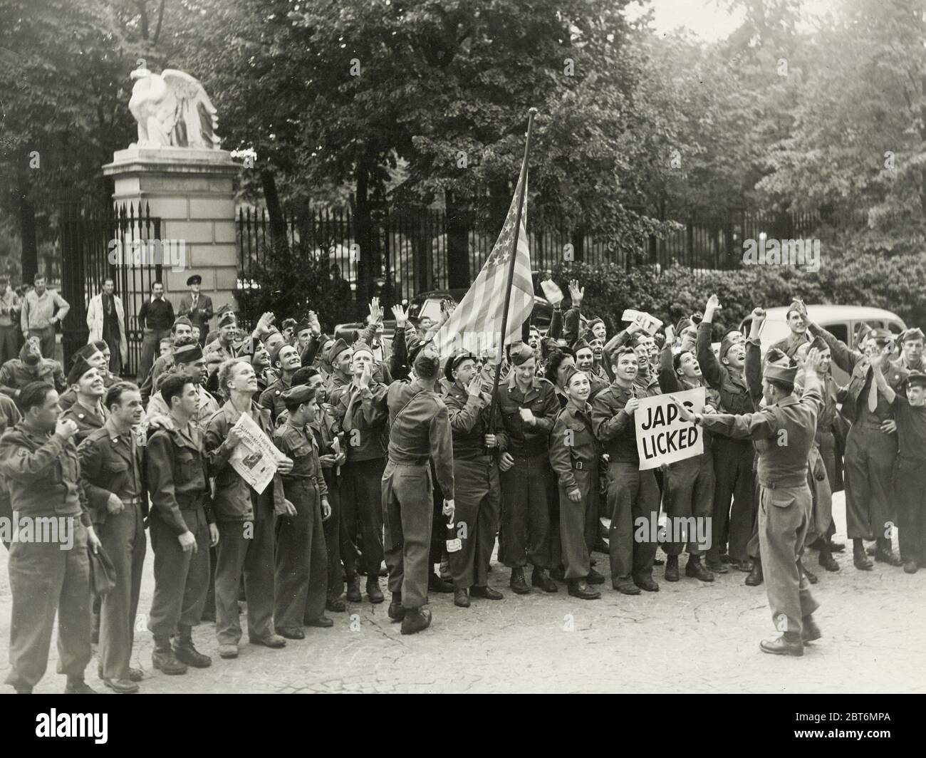 Fotografia d'epoca della seconda guerra mondiale - le truppe americane a Londra celebrano la vittoria sul Giappone, VJ Day. Foto Stock