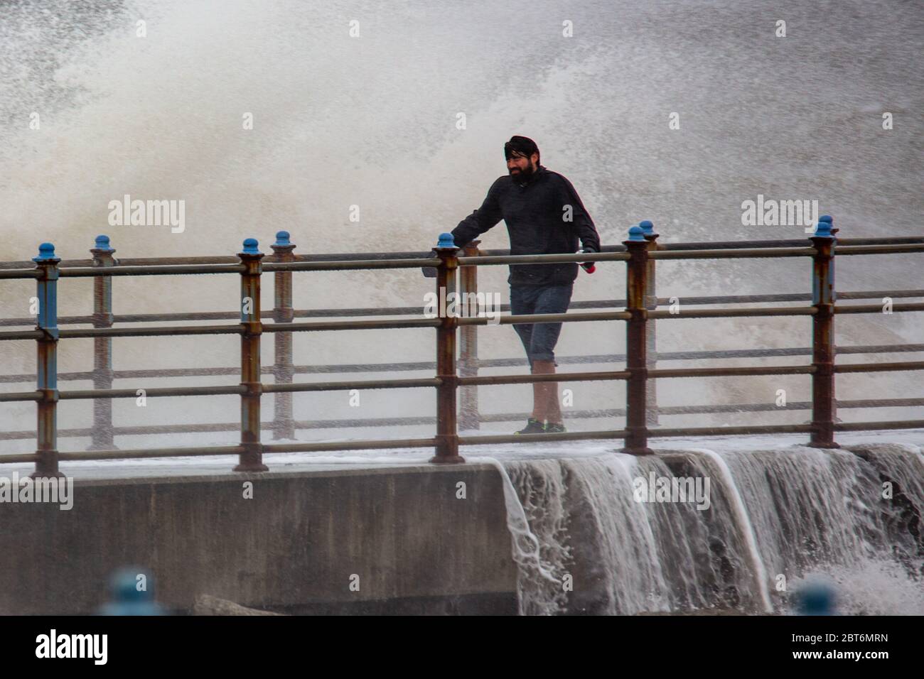 Morecambe, Lancashire, Regno Unito. 23 maggio 2020. I visitatori di Morecambe si sono avvolti in caldo contro i venti arrugginiti e con wav=e sulla Promenade di Morecambe Credit: PN News/Alamy Live News Foto Stock