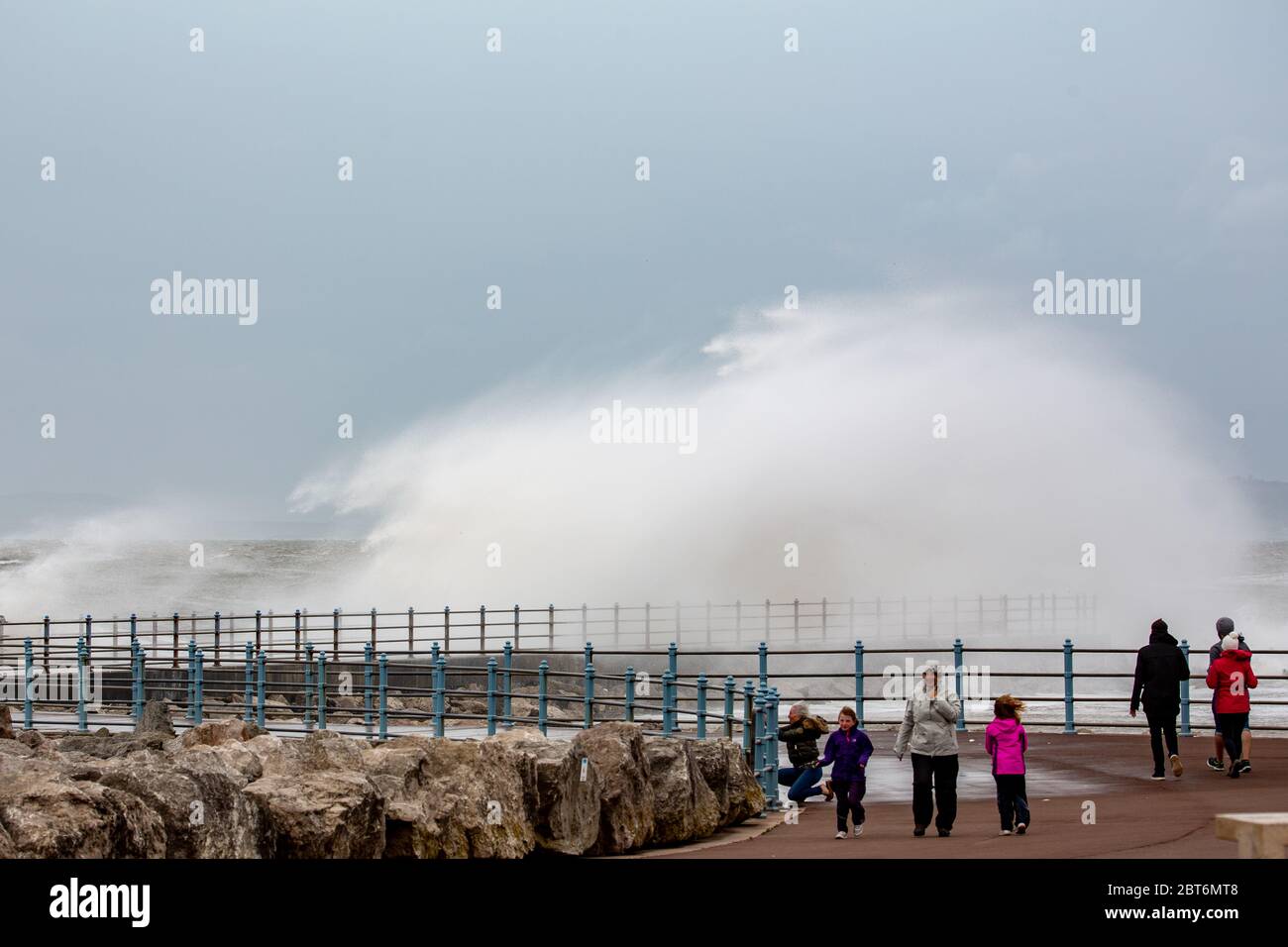 Morecambe, Lancashire, Regno Unito. 23 maggio 2020. I visitatori di Morecambe si sono avvolti in caldo contro i venti arrugginiti e con wav=e sulla Promenade di Morecambe Credit: PN News/Alamy Live News Foto Stock