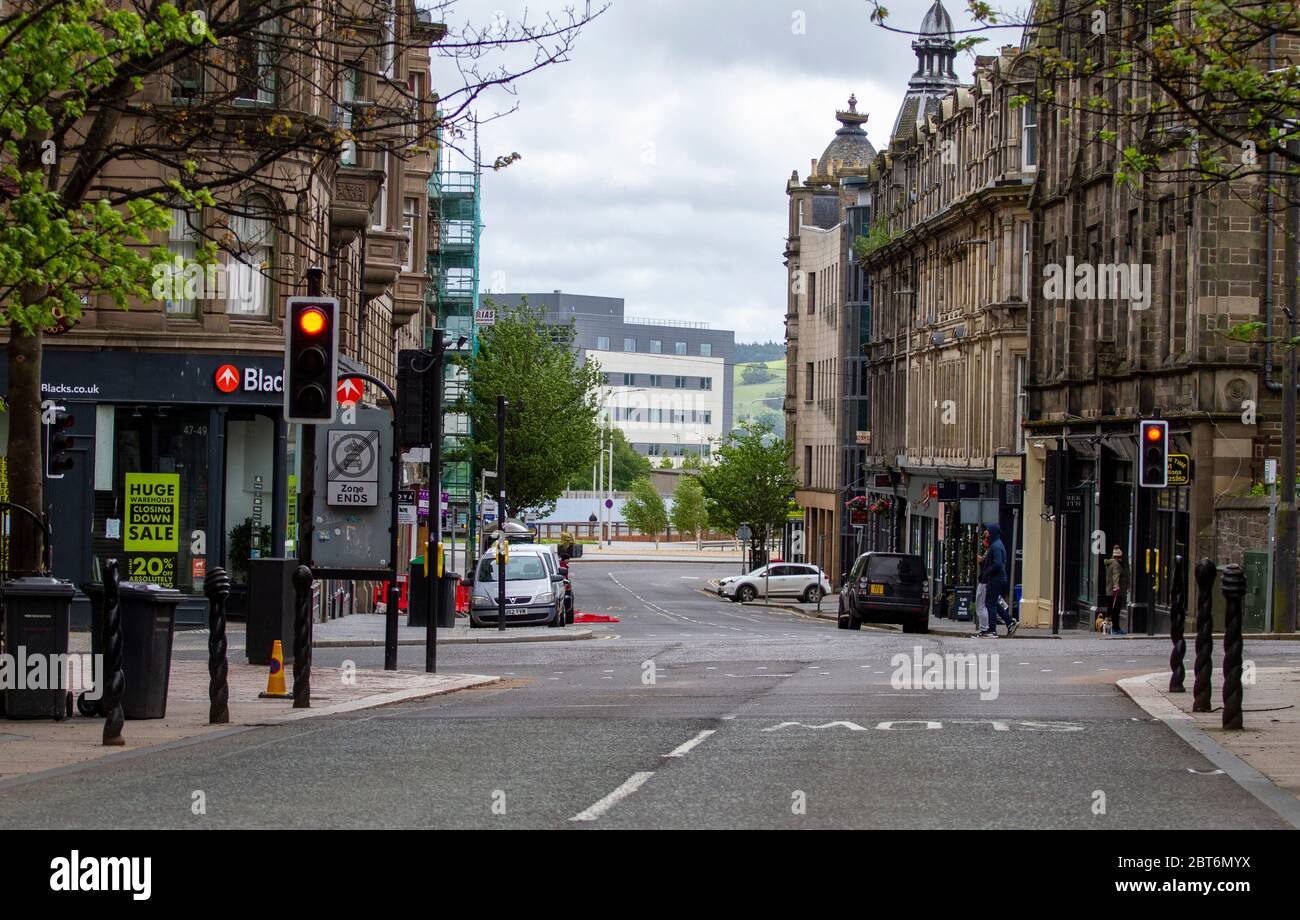 Dundee, Tayside, Scozia, Regno Unito. 23 maggio 2020. Regno Unito Meteo: Forti venti bruscamente spazzati attraverso il Nord Est la Scozia ha mantenuto gli acquirenti essenziali di avventurarsi fuori lasciando le strade nel centro della città di Dundee quasi desertato durante il blocco Covid-19. Anche se alcuni negozi principali sono aperti per lo shopping essenziale, il tempo tempestoso e le restrizioni di allontanamento sociale ha persuaso molte persone a rimanere a casa. Credit: Dune Photographics/Alamy Live News Foto Stock