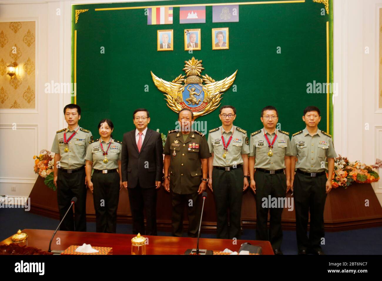 Phnom Penh. 22 maggio 2020. Il Vice primo Ministro e Ministro della Difesa cambogiano Gen. Tea Banh (C) e l'Ambasciatore cinese in Cambogia Wang Wentian (III L) partecipano alla cerimonia di premiazione a Phnom Penh, Cambogia, il 22 maggio 2020. La Cambogia il venerdì ha assegnato le decorazioni onorate della medaglia del governo a quattro medici militari cinesi dopo che avevano completato con successo la loro missione di due mesi nell'aiutare il regno combattere COVID-19. Credit: Sovannara/Xinhua/Alamy Live News Foto Stock