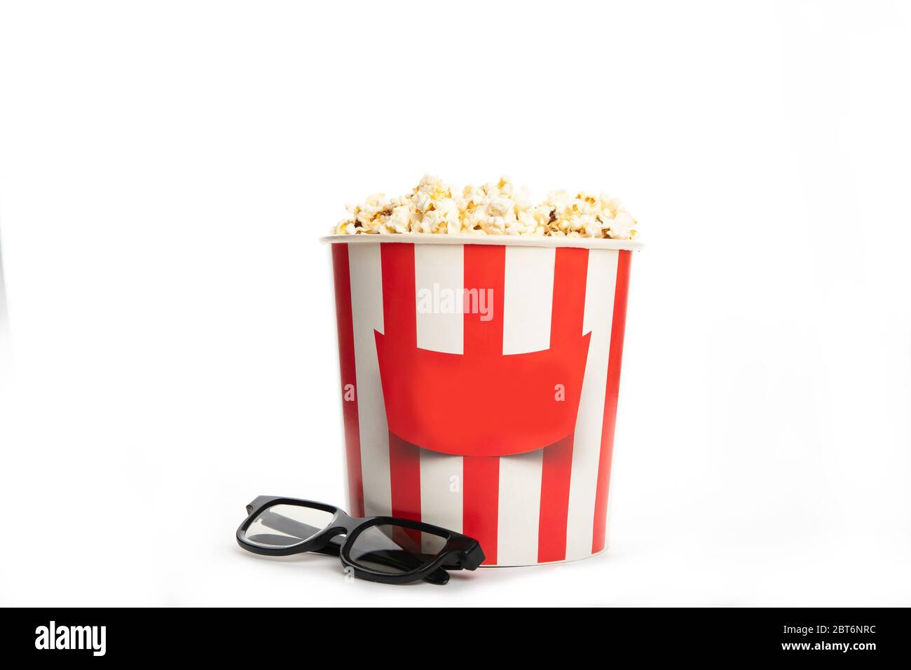 Tazza di carta con popcorn e bicchieri 3D isolati su bianco Foto Stock