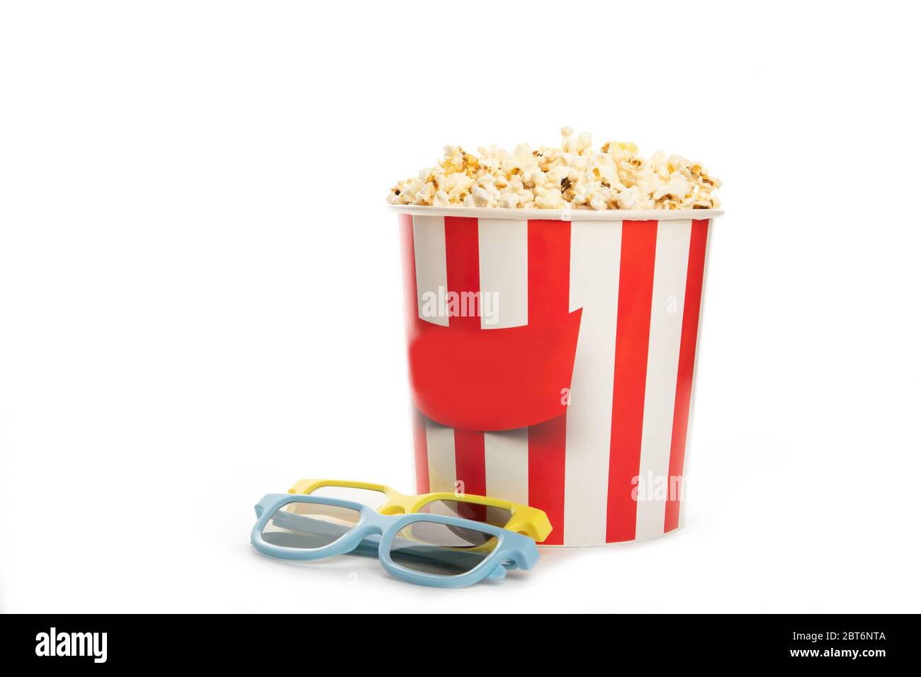 Tazza di carta con popcorn e bicchieri 3D isolati su bianco Foto Stock